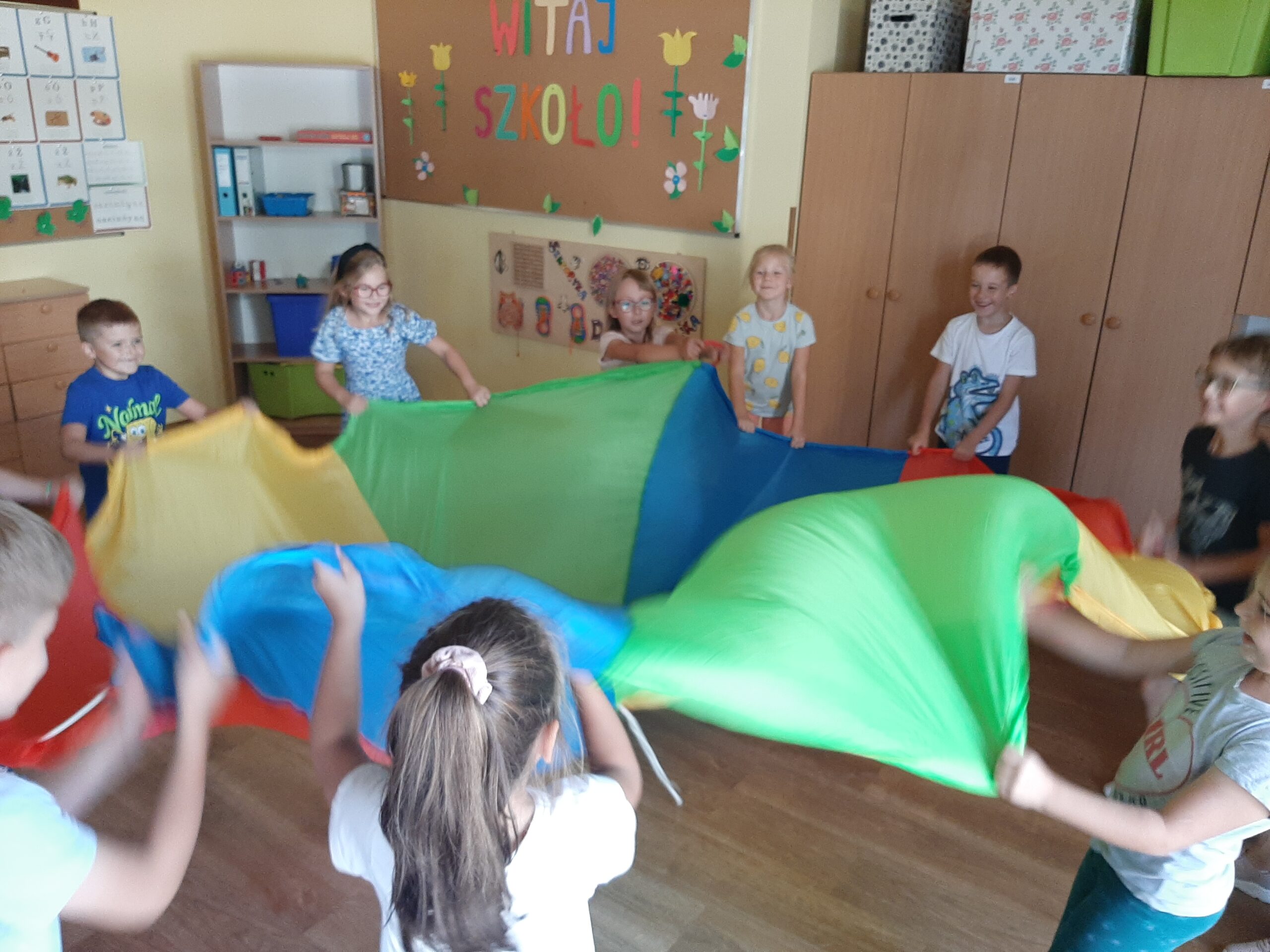 zdj. nr 1 uczniowie falują chustą animacyjną