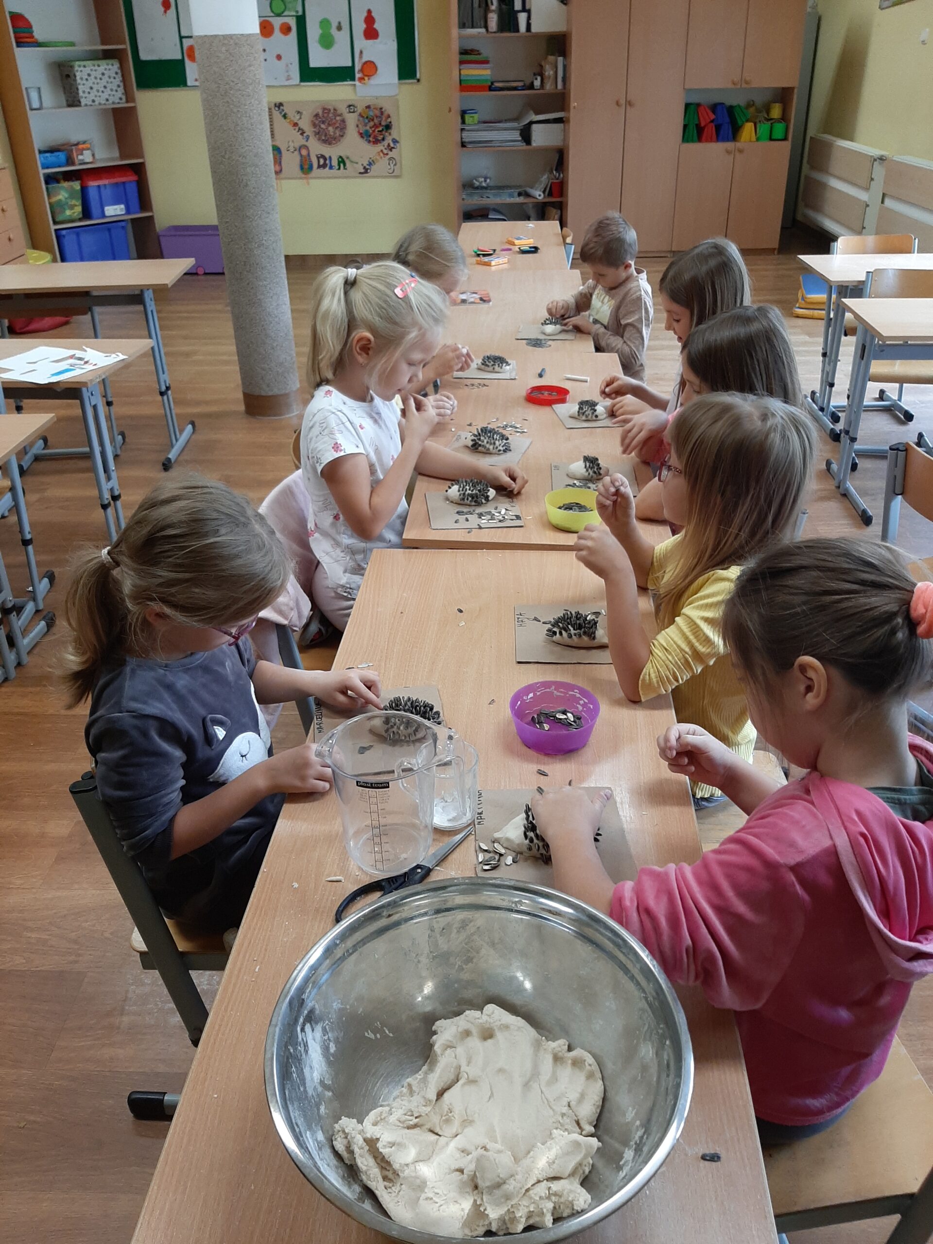 zdj.2 uczniowie wykonują jeże