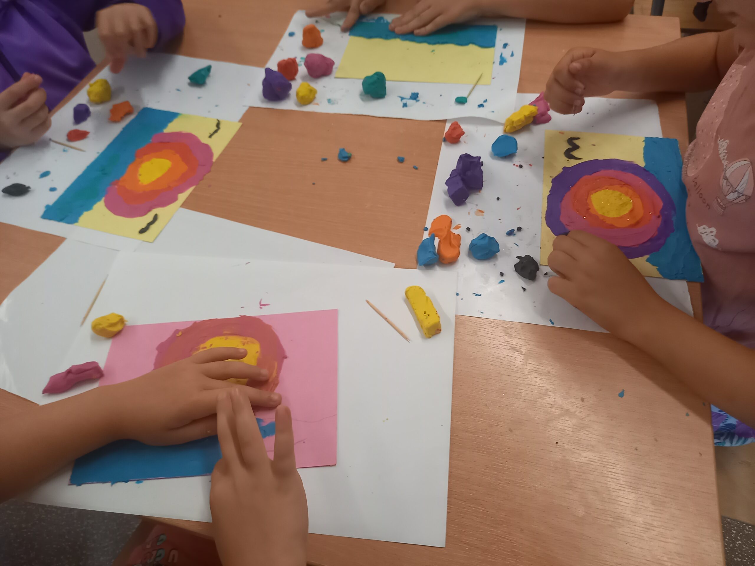 dzieci lepią z plasteliny zachód słońca nad morzem