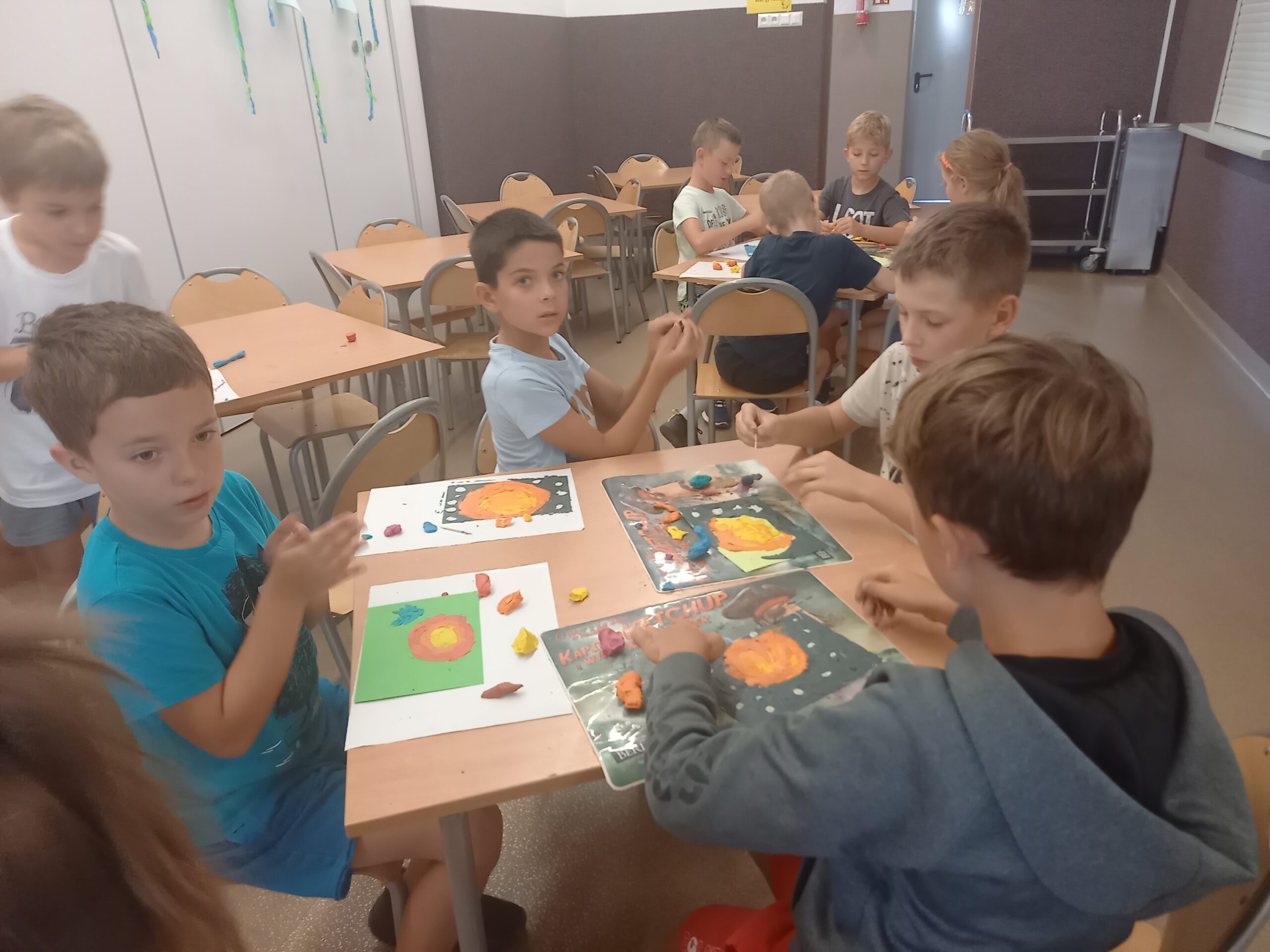 dzieci lepią z plasteliny zachód słońca nad morzem