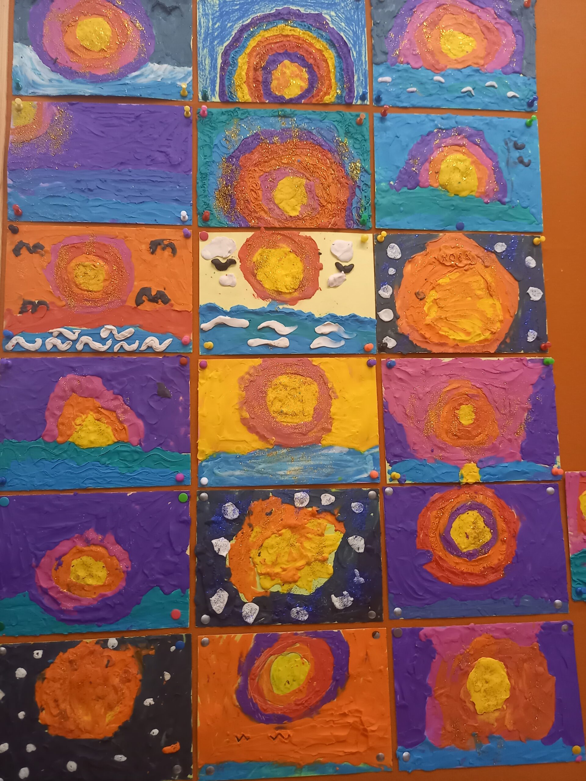 wystawka prac przedstawiających zachód słońca wykonany z plasteliny