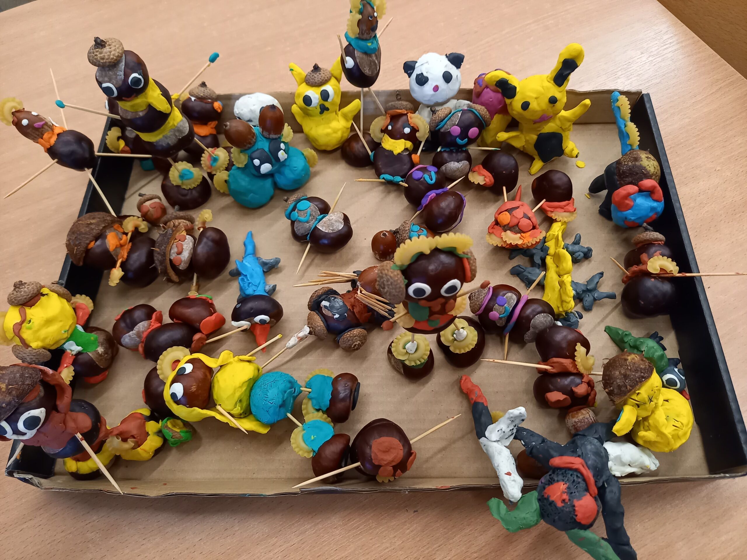 wystawka prac plastycznych przedstawiających ludziki z kasztanów i plasteliny