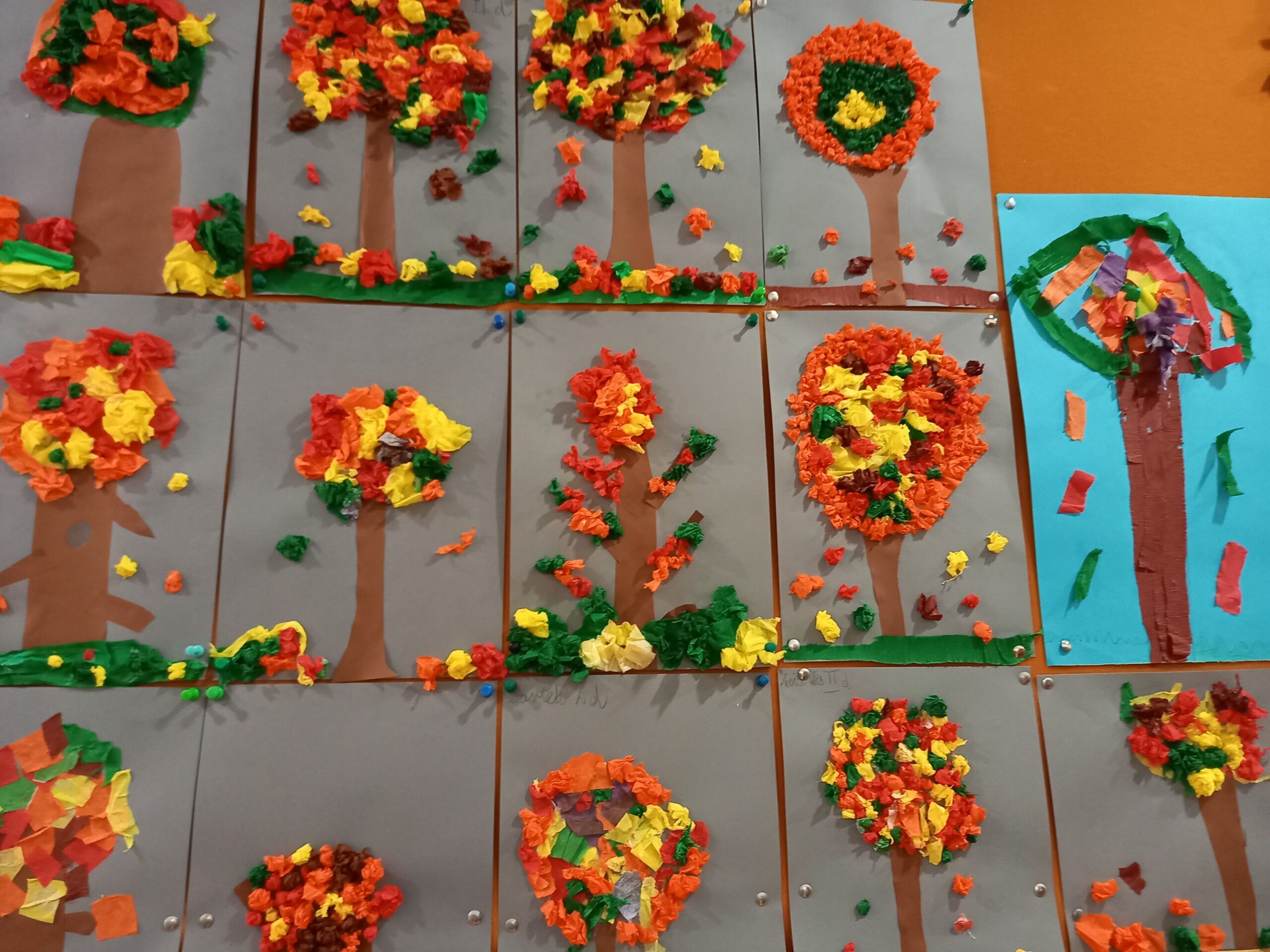 prace plastyczne przedstawiające jesienne drzewo z bibuły