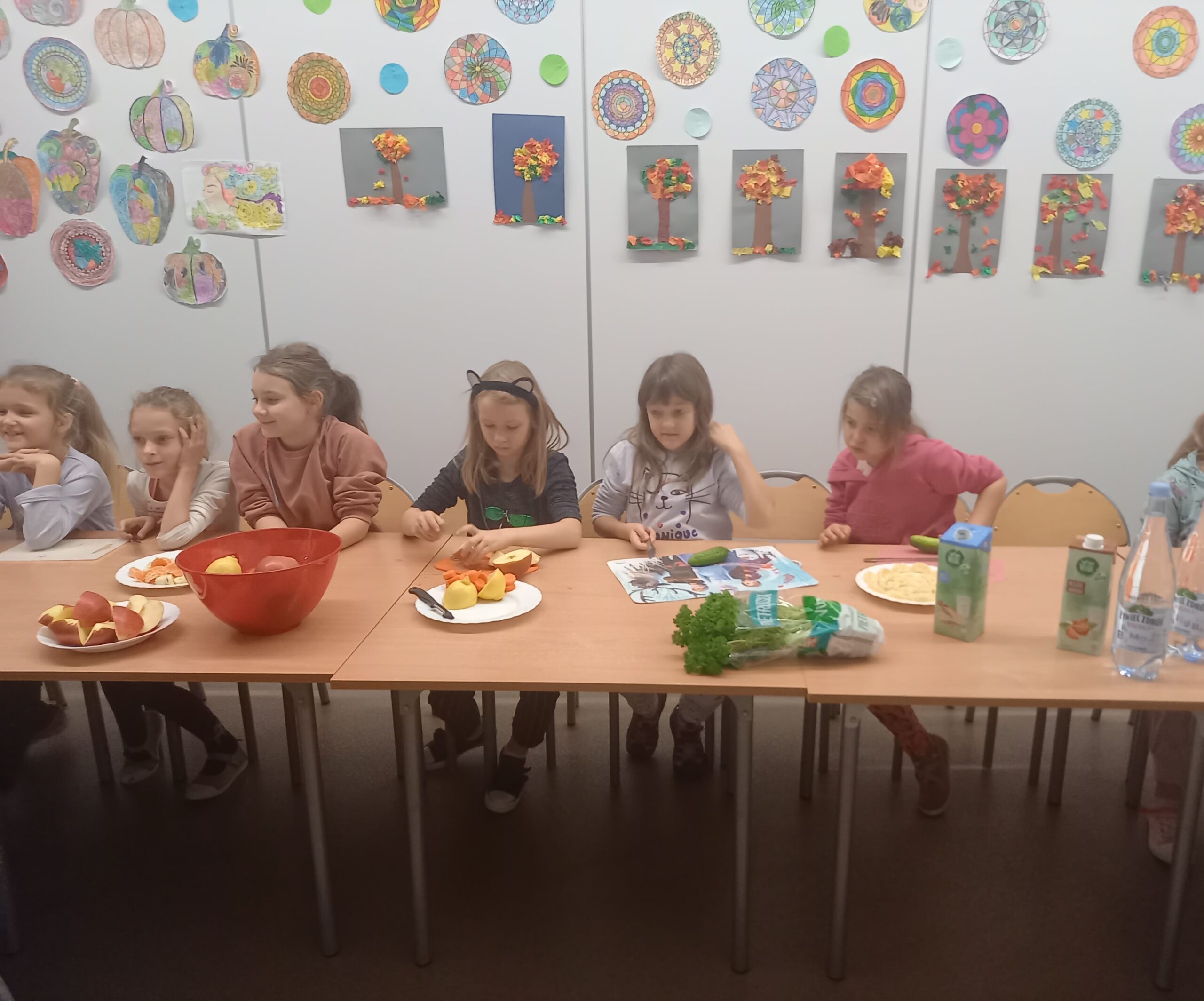 dzieci kroją warzywa i owoce na koktajl