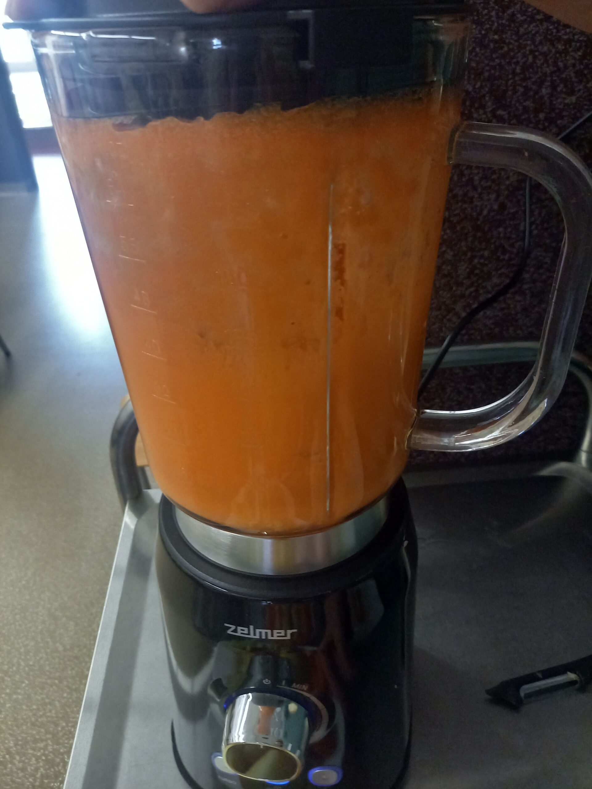 miksowanie koktajlu z warzyw i owoców