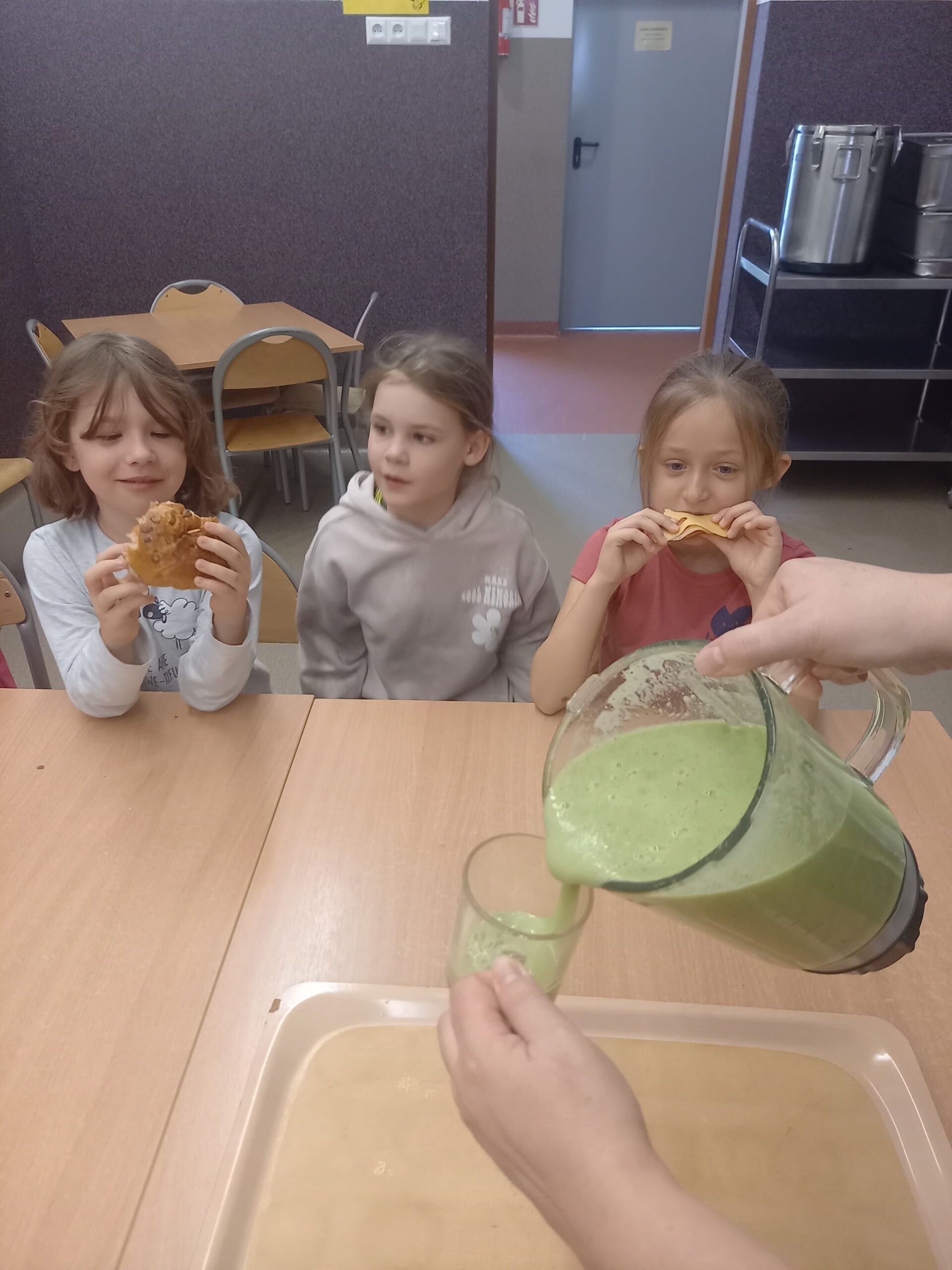 degustacja koktajlu z zielonych warzyw i owoców