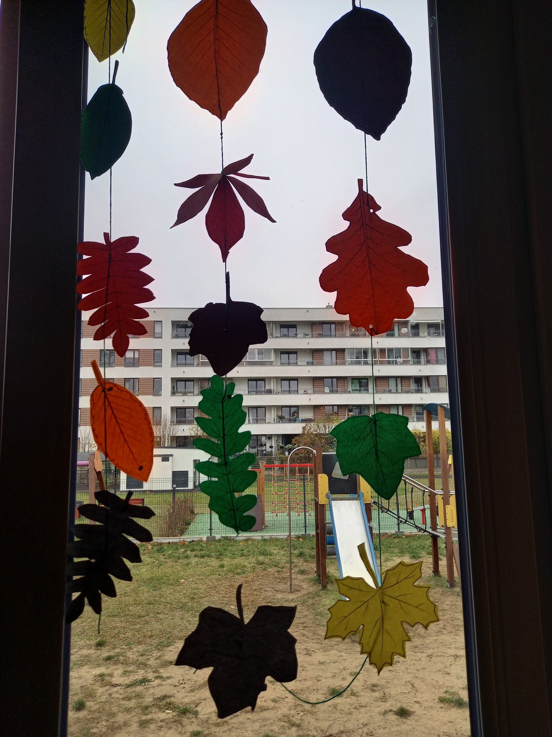 girlanda jesiennych liści z papieru kolorowego

