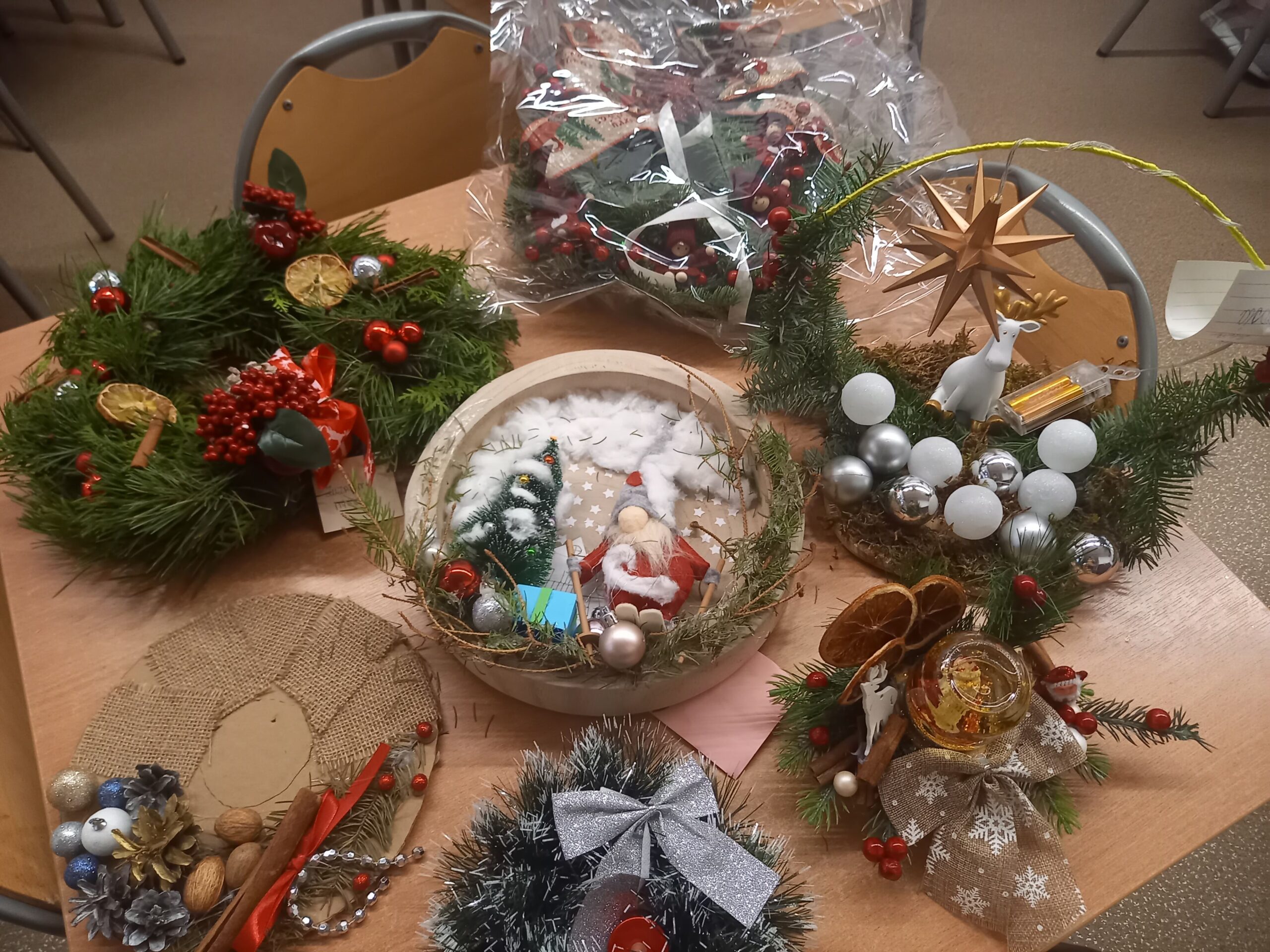 wystawka stroików bożonarodzeniowych biorących udział w konkursie Stroik bożonarodzeniowy