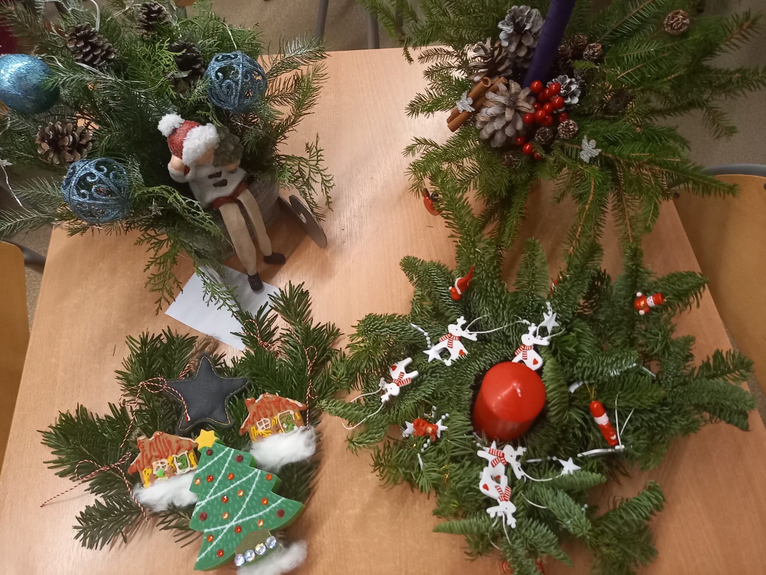 wystawka stroików bożonarodzeniowych biorących udział w konkursie Stroik bożonarodzeniowy