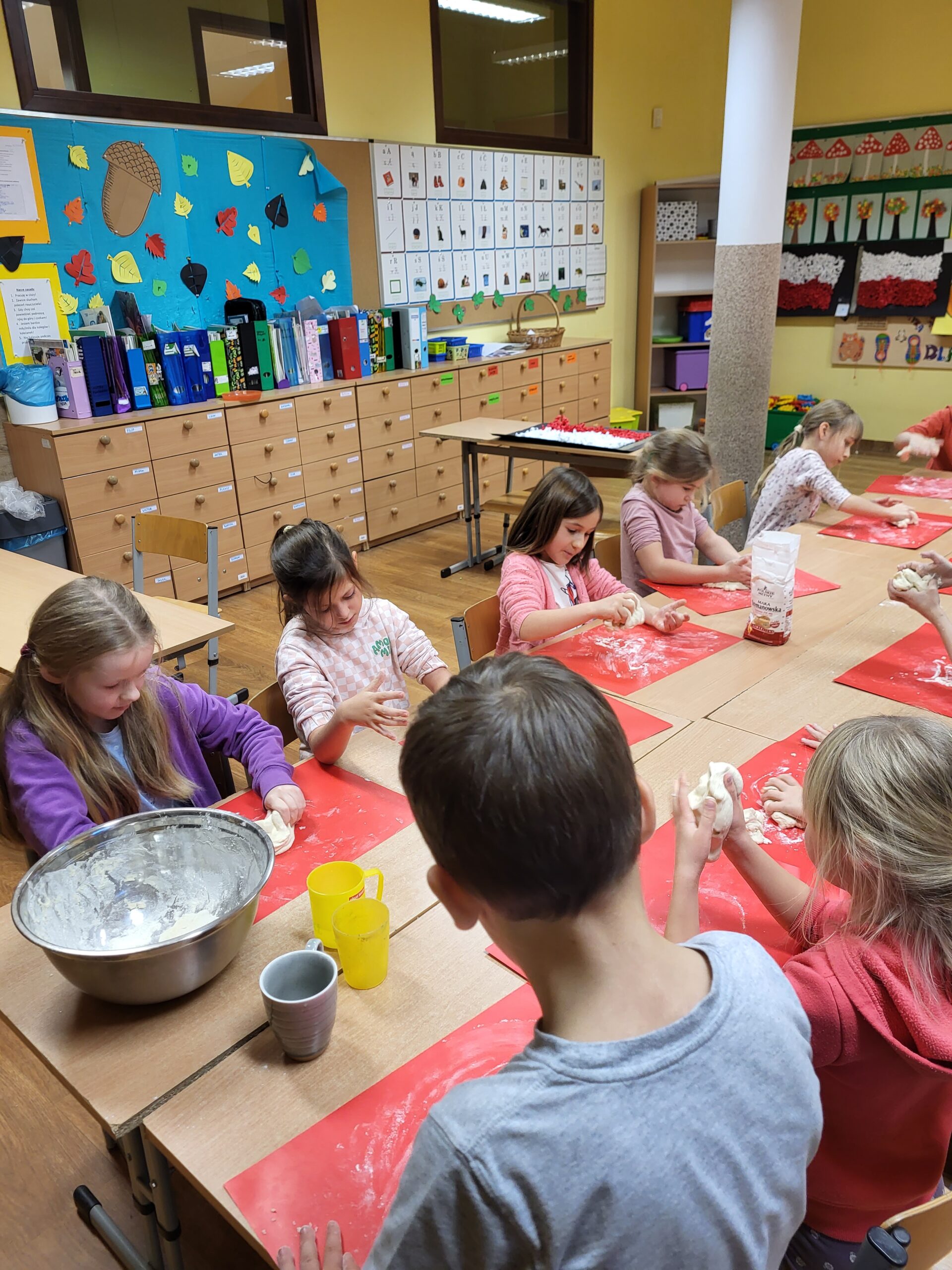 Uczniowie klasy IC uczestniczyli w warsztatach z masy solnej. Wyrabiali masę, a następnie lepili z niej Misia.

