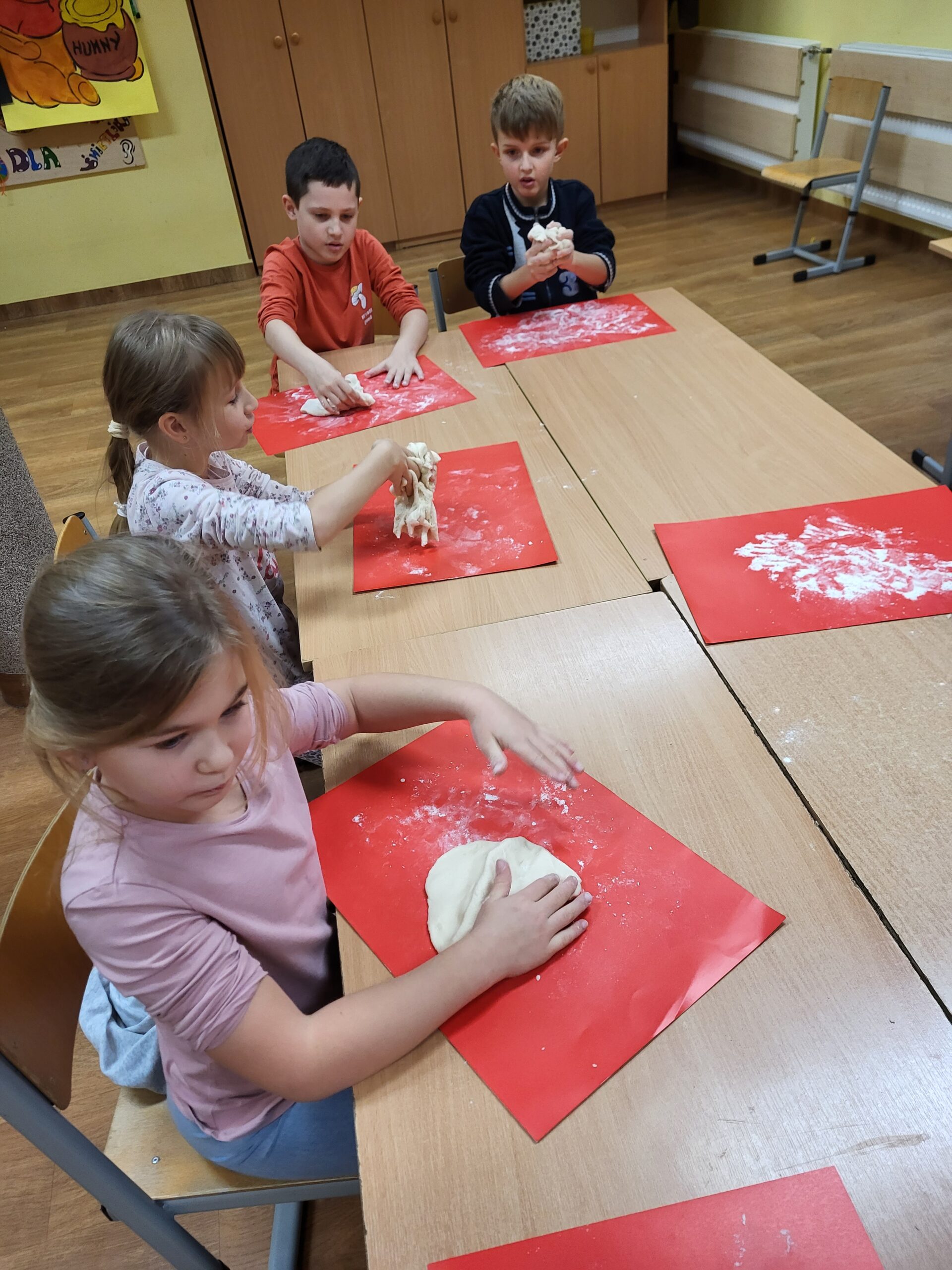 Uczniowie klasy IC uczestniczyli w warsztatach z masy solnej. Wyrabiali masę, a następnie lepili z niej Misia.