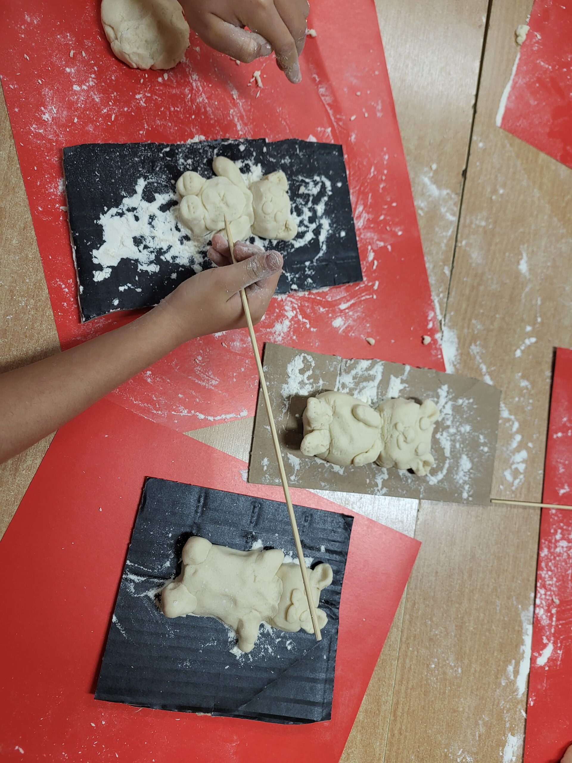 Uczniowie klasy IC uczestniczyli w warsztatach z masy solnej. Wyrabiali masę, a następnie lepili z niej Misia.