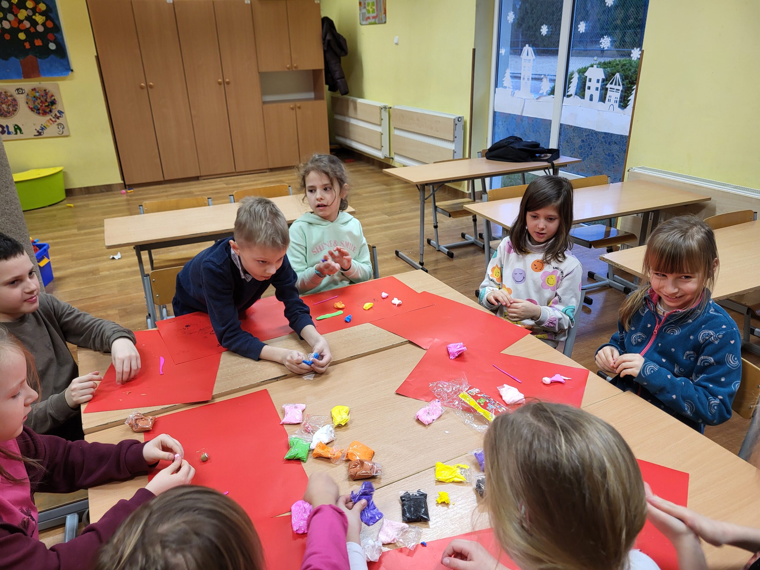 uczniowie wykonywali ulubione postaci z bajek

