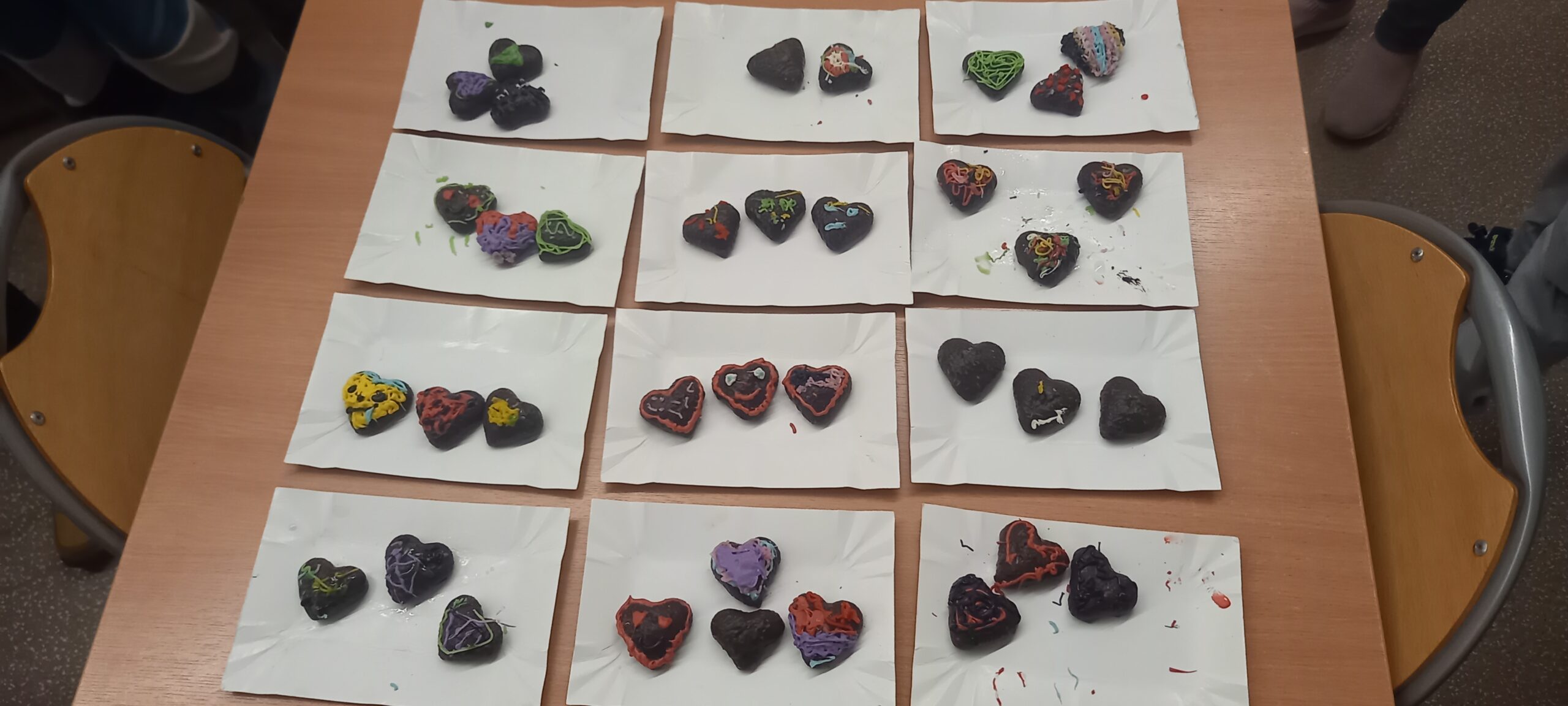 wystawka pierniczków udekorowanych lukrami przez dzieci z okazji Walentynek