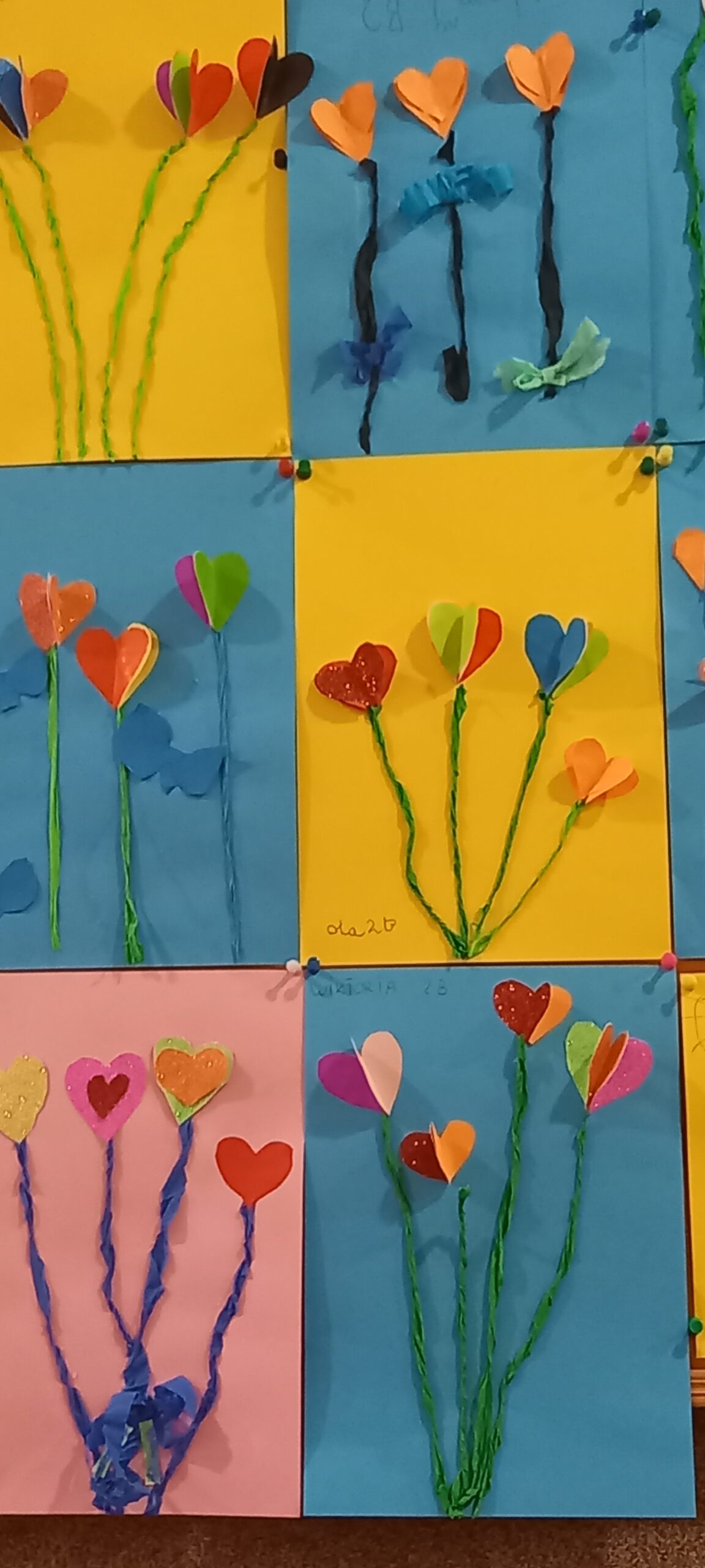 praca plastyczna - kwiatki w kształcie serc z okazji Walentynek