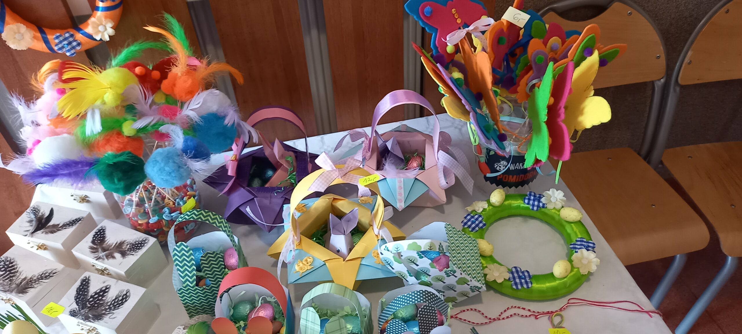 ozdoby wielkanocne na kiermaszu wielkanocnym: koszyczki z papieru kolorowego, szkatułki, motylki z filcu