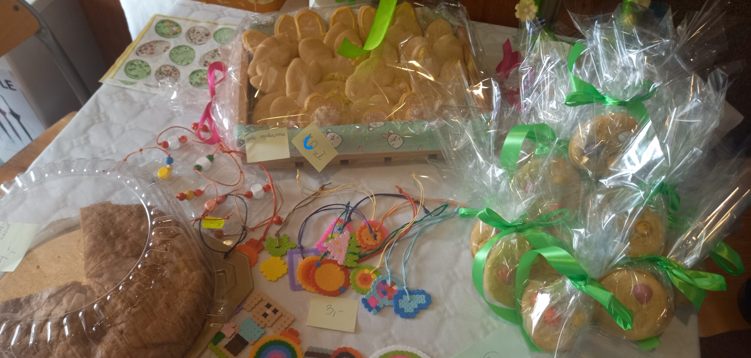 ciasta i ozdoby z koralików na kiermaszu wielkanocnym