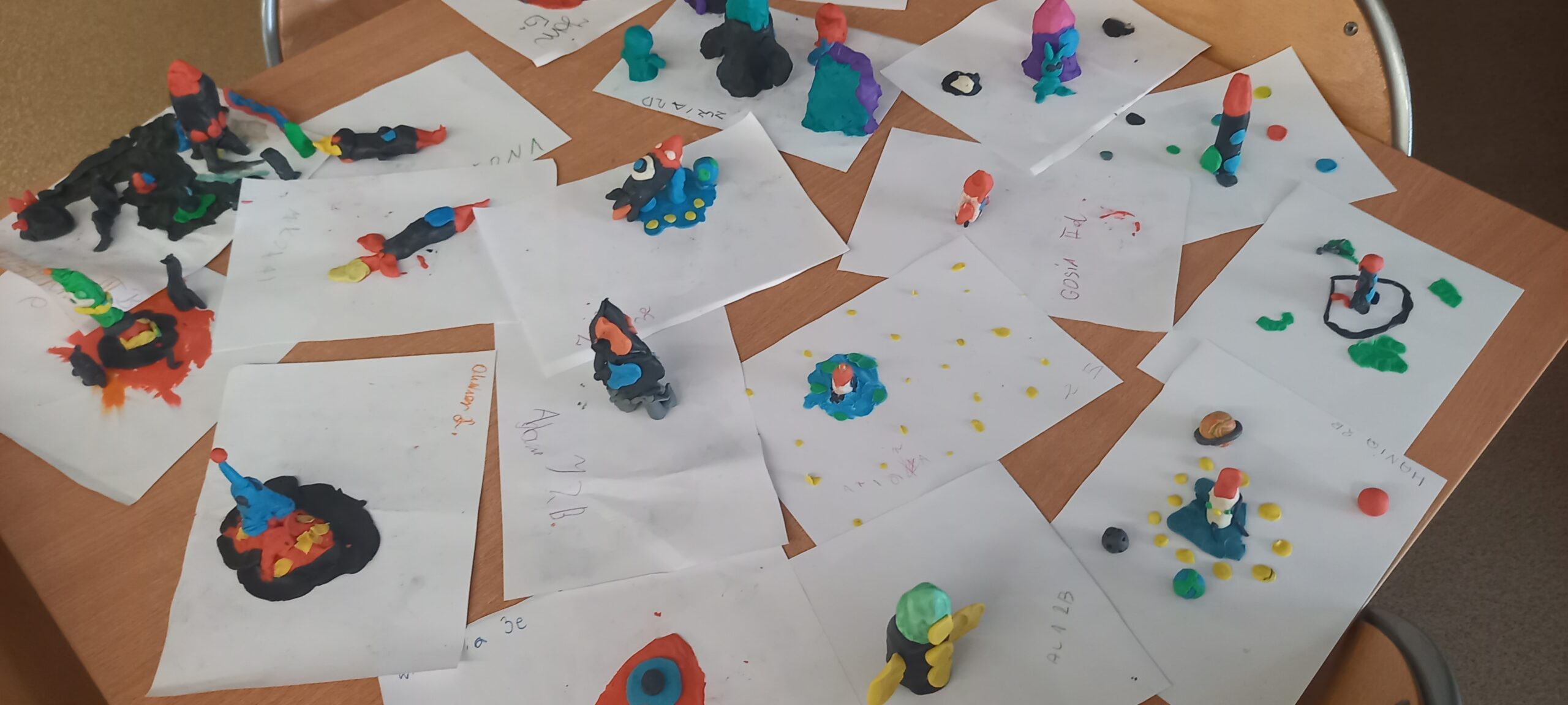 wystawka rakiet wykonanych przez dzieci z plasteliny