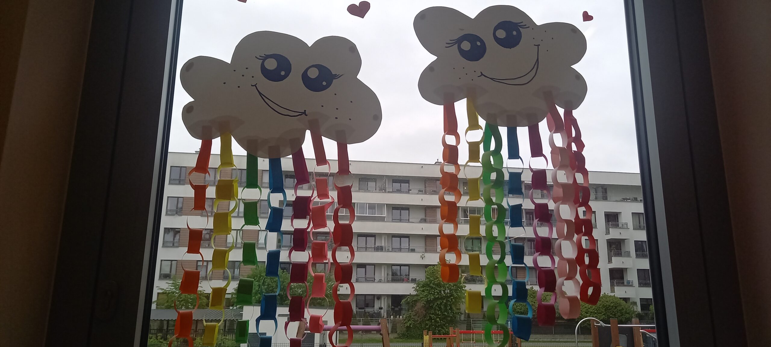 ozdoby na okna chmurki z papieru kolorowego