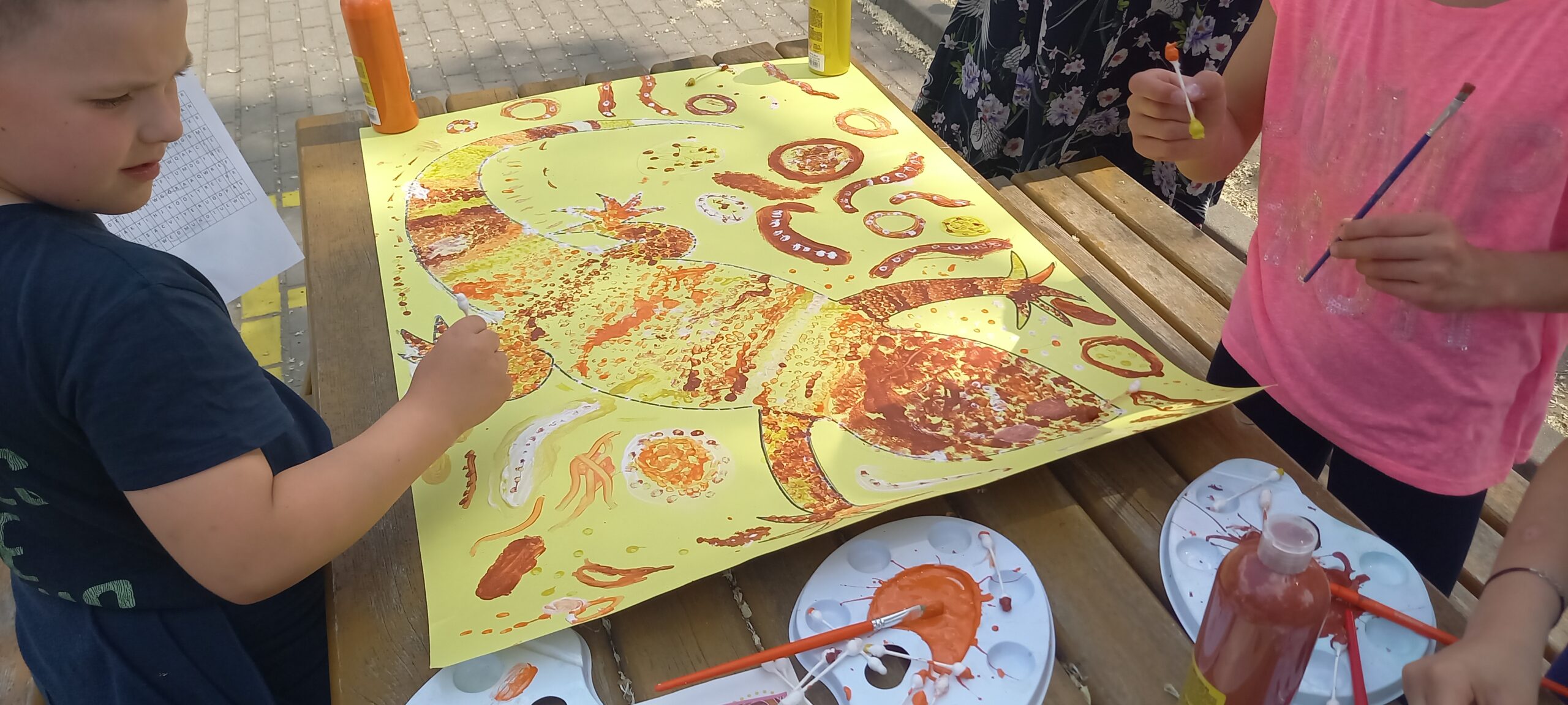 dzieci wykonują tradycyjne malunki Aborygenów