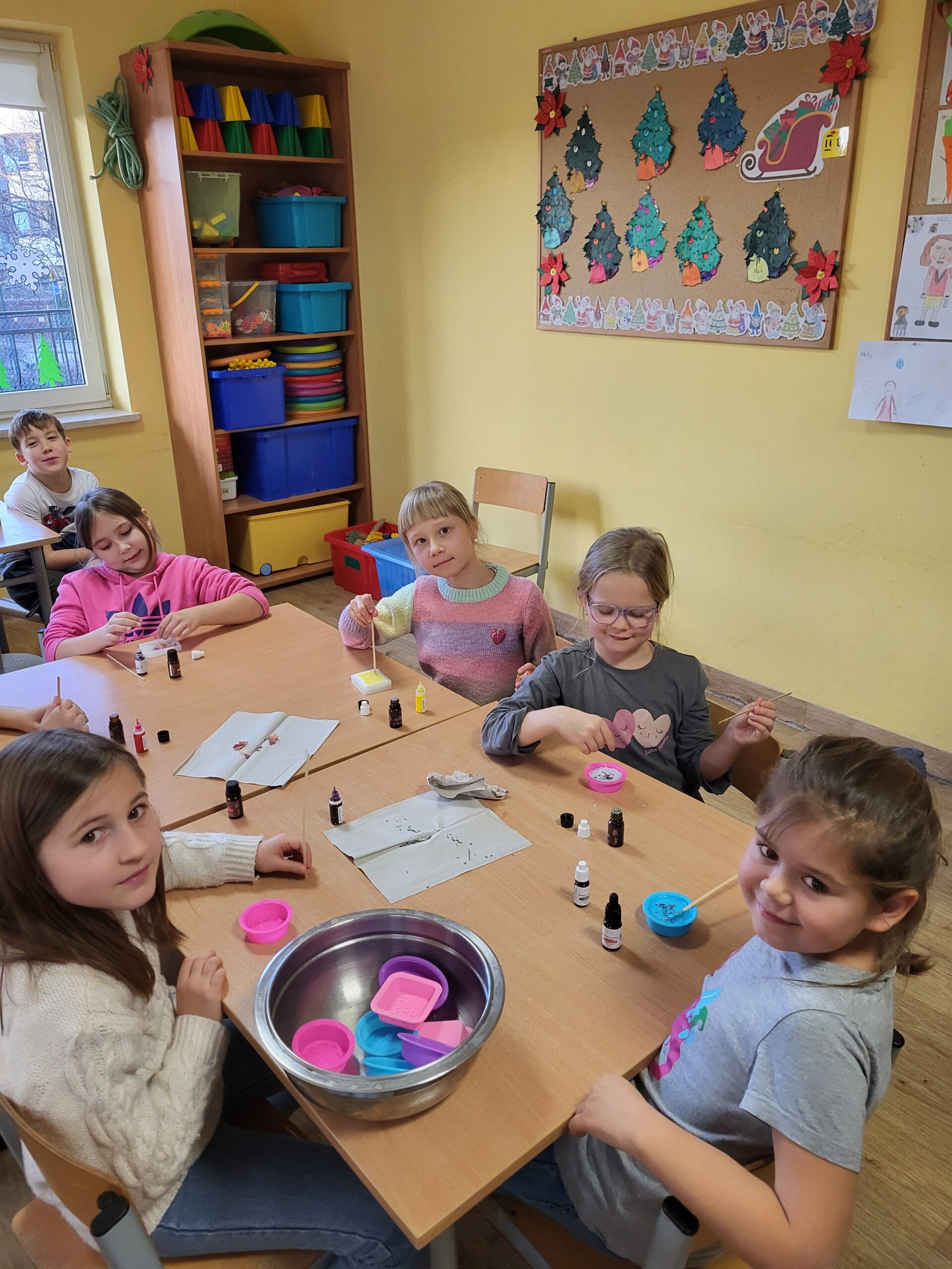 uczniowie wykonujący mydełka