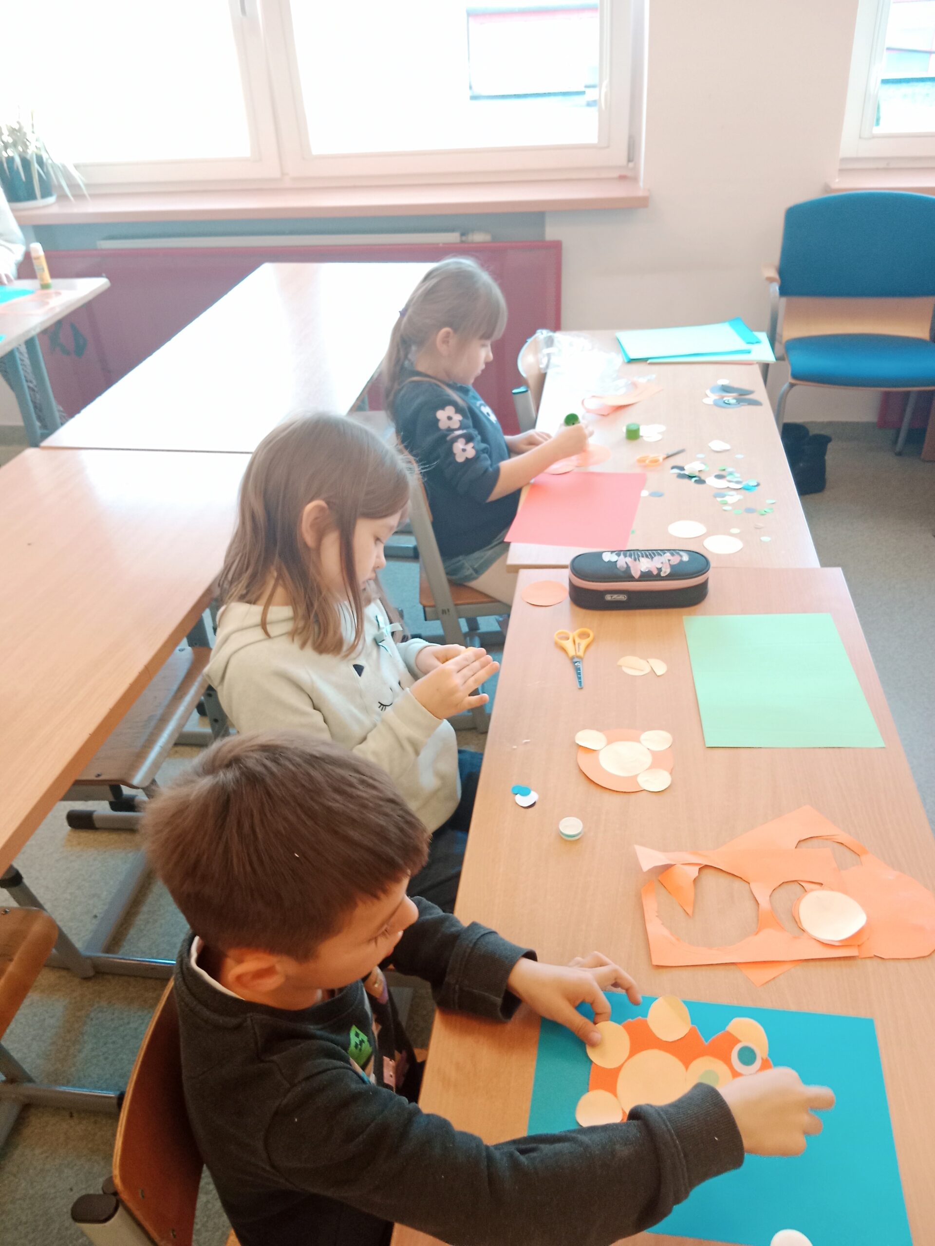 Dzieci z szablonów odrysowały i wycięły elementy misia.