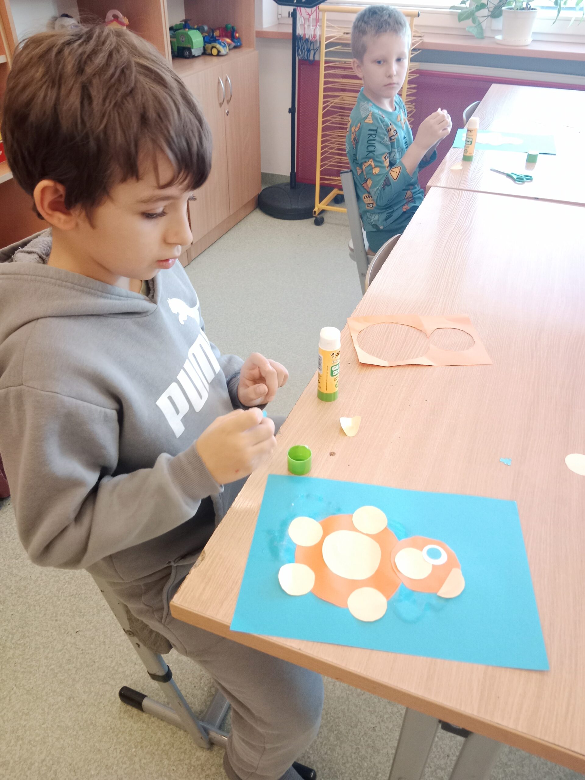 Z wyciętych elementów papieru wykonały z papieru misie.