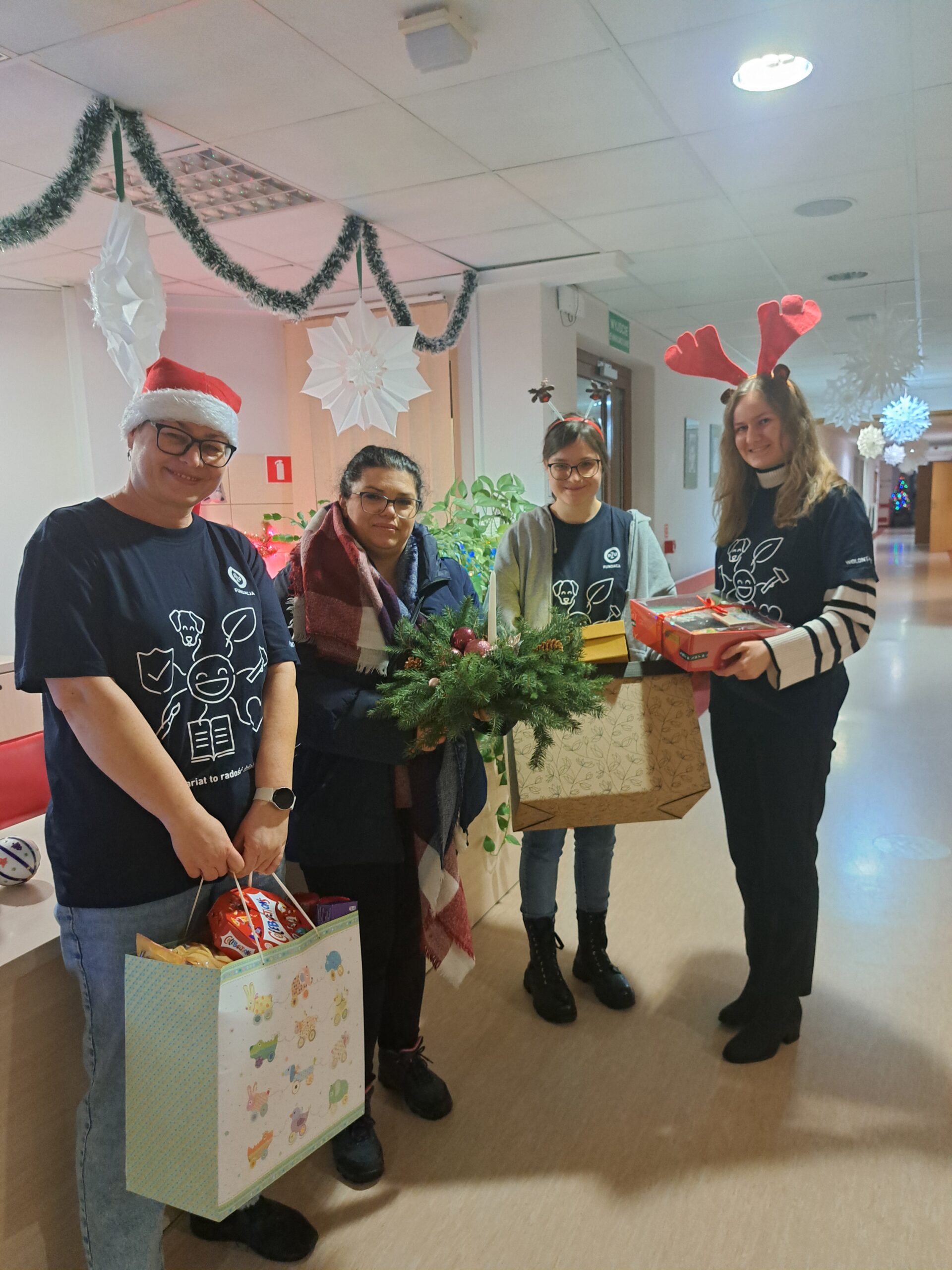 Na zdjęciu widać nauczycielkę z SP 154 oraz wolontariuszki z Fundacji PZU z częścią darów ze zbiórki w budynku SCOLu