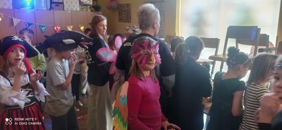 Na zdjęciu widać wolontariuszy z Fundacji PZU oraz dzieci w przebraniach