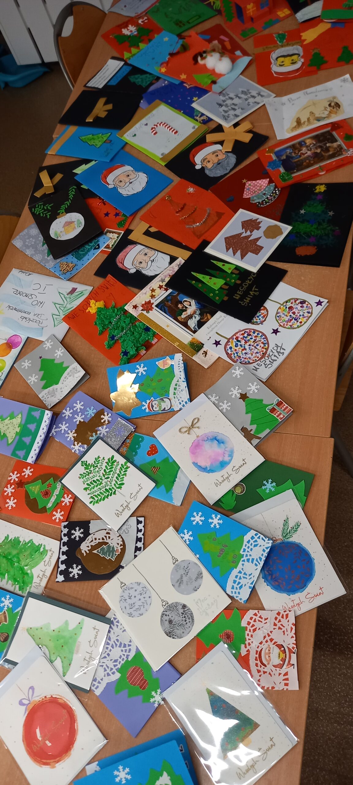 wystawka kartek świątecznych dla kombatantów w ramach akcji " Serce za odwagę"