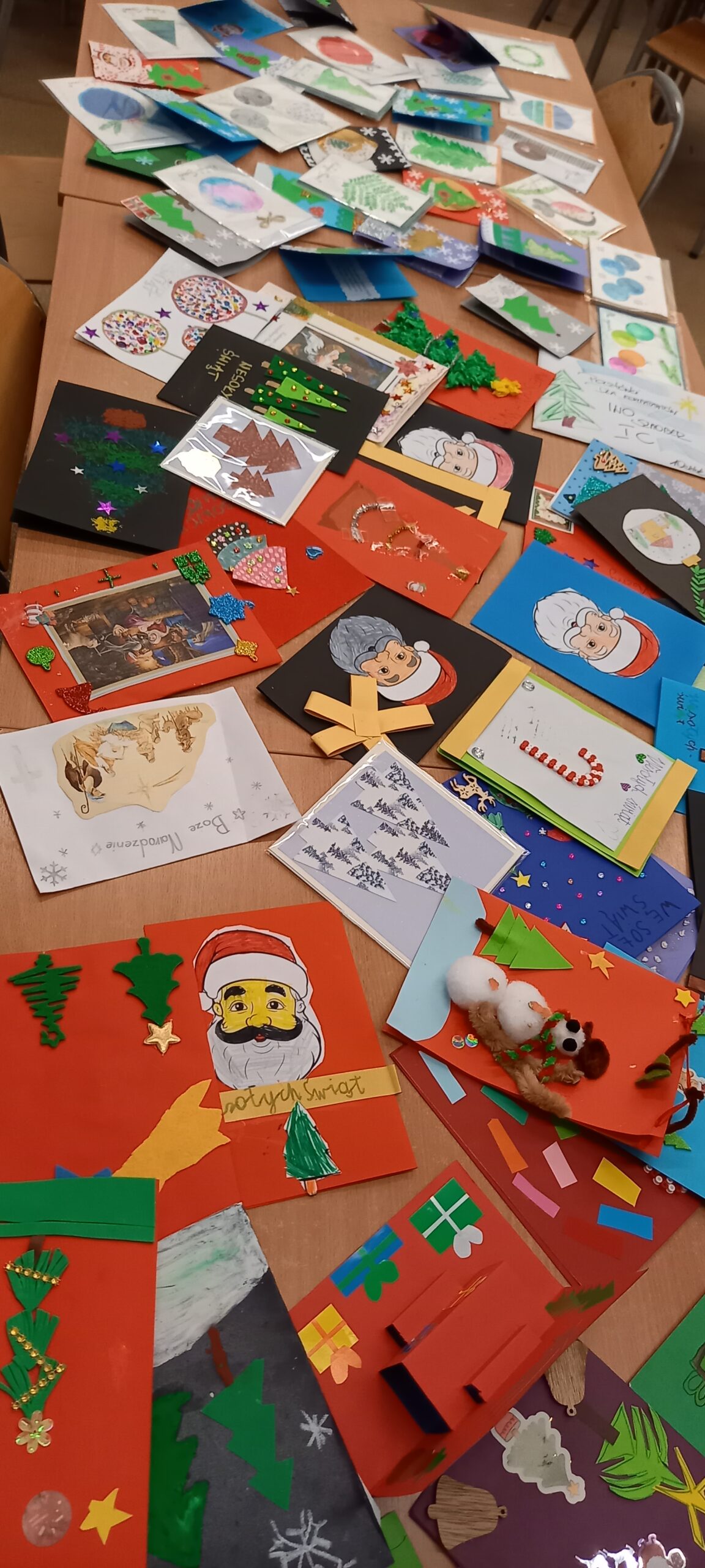 wystawka kartek świątecznych dla kombatantów w ramach akcji " Serce za odwagę"