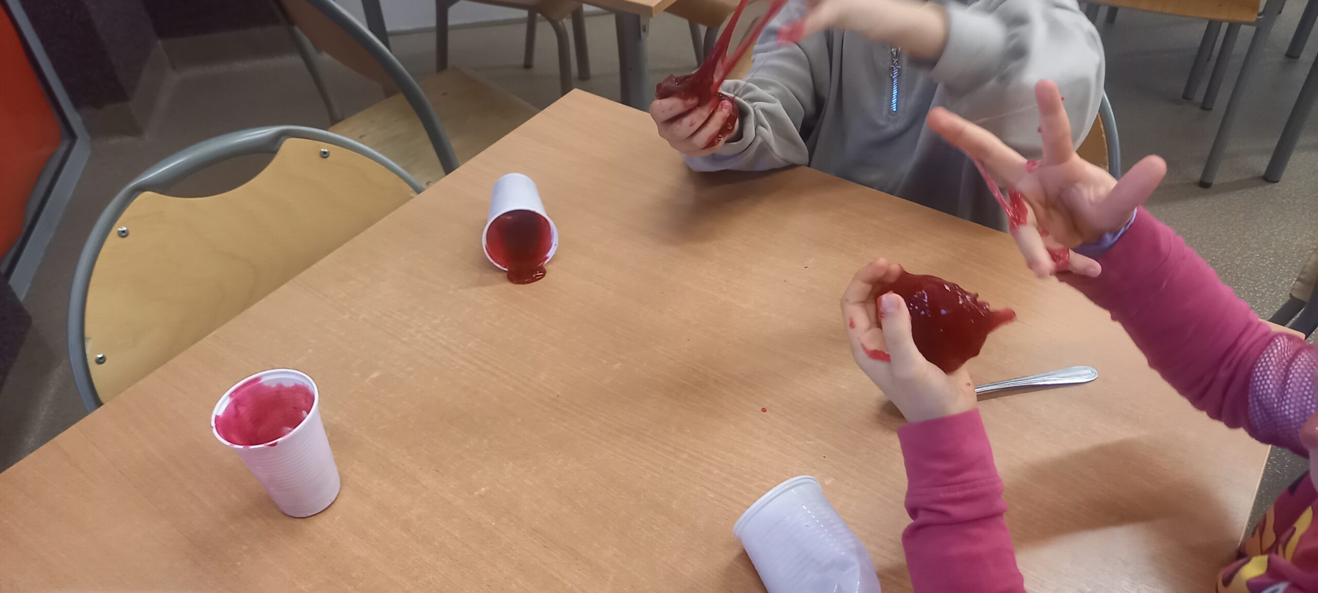 dzieci wykonują slimy