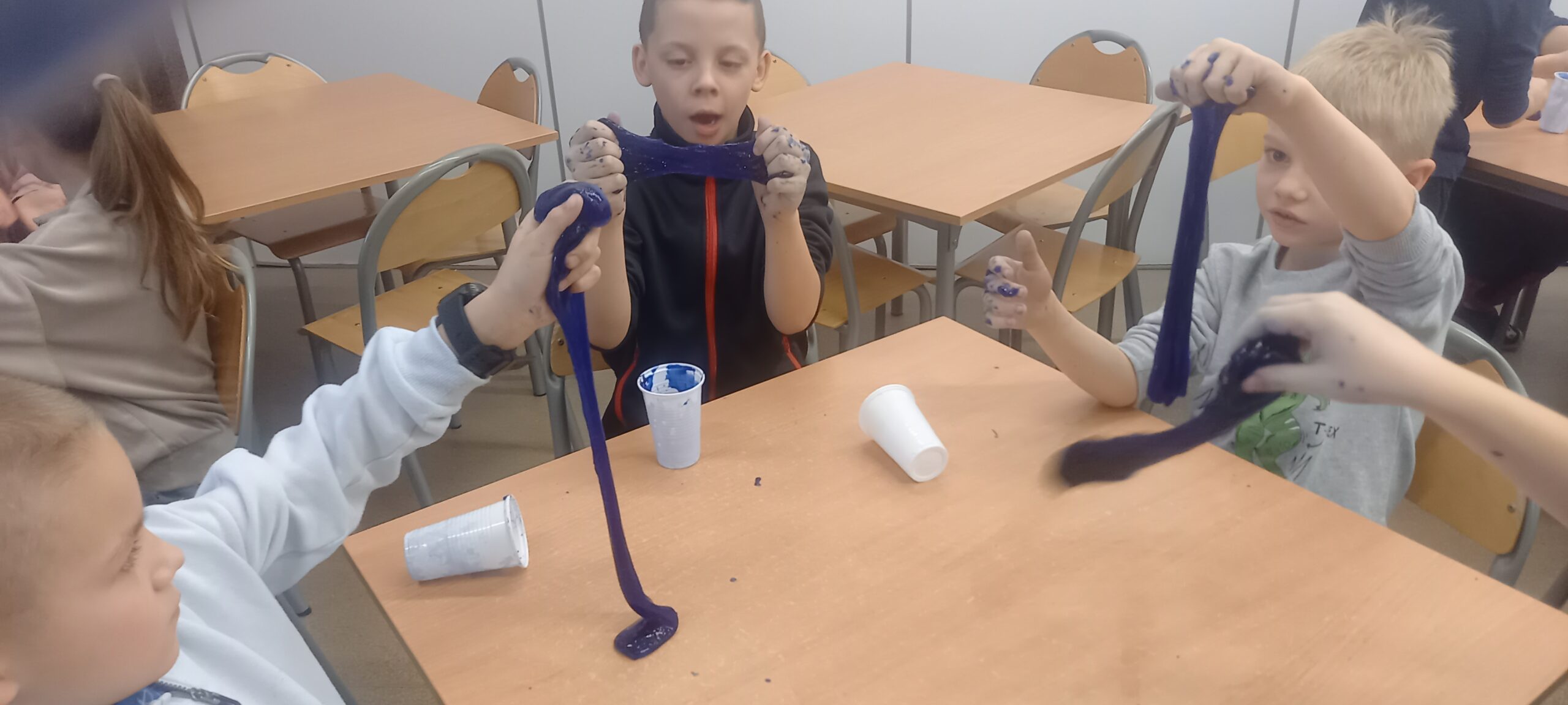  chłopcy prezentują wykonane slimy