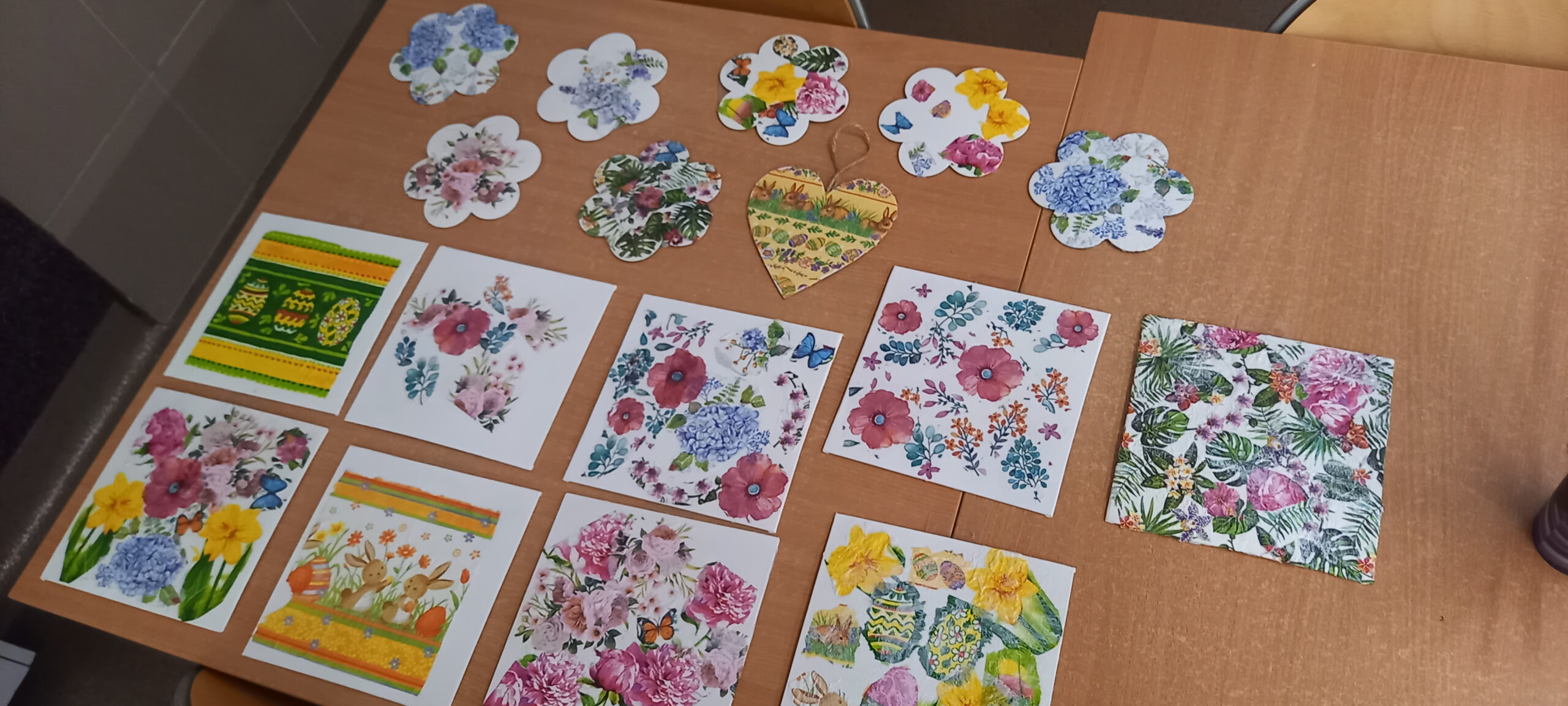 wystawka obrazków wykonanych techniką decoupage