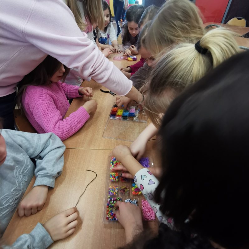dzieci wybierają koraliki do bransoletek