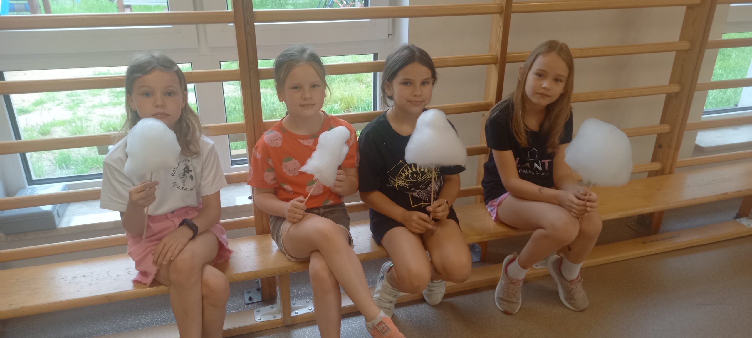 dzieci degustują watę cukrową