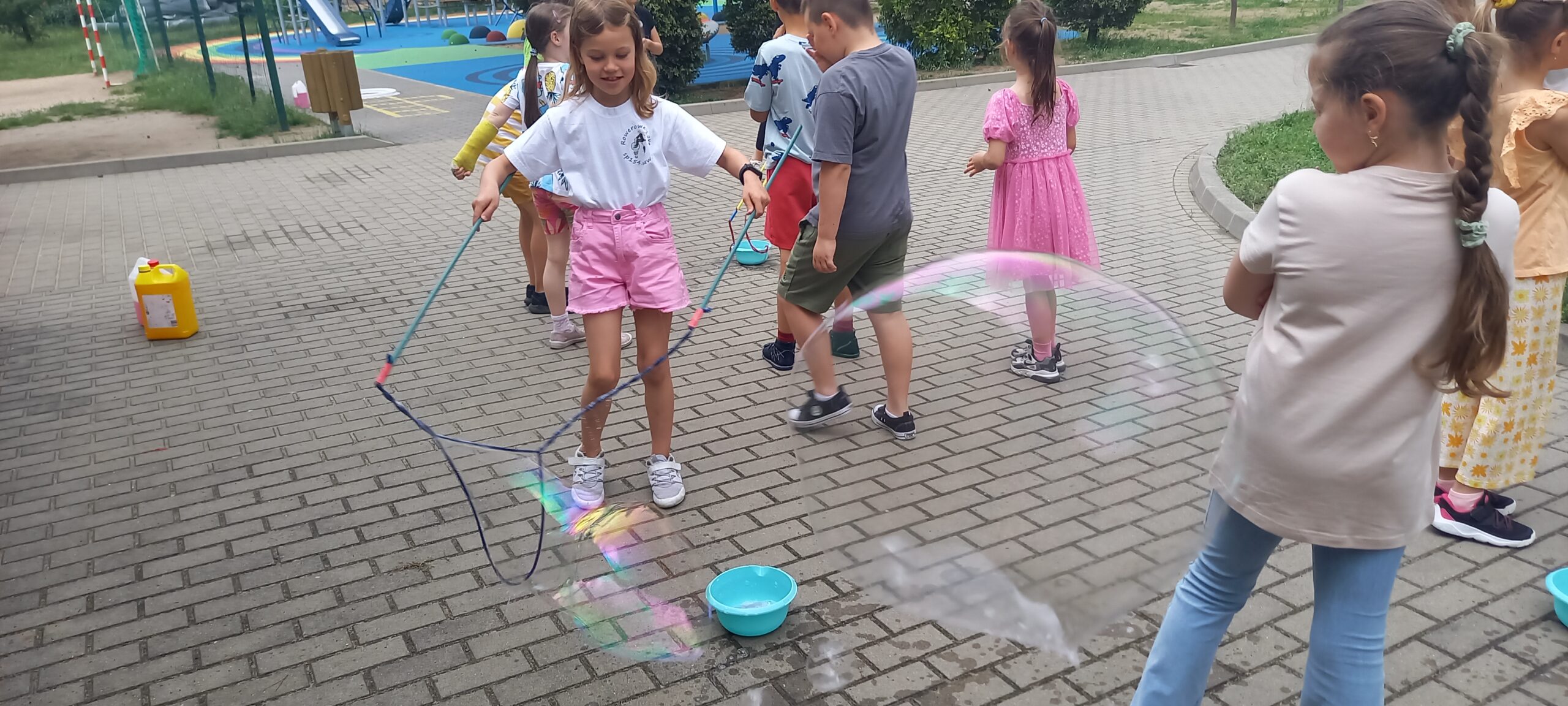 dzieci robią bańki mydlane