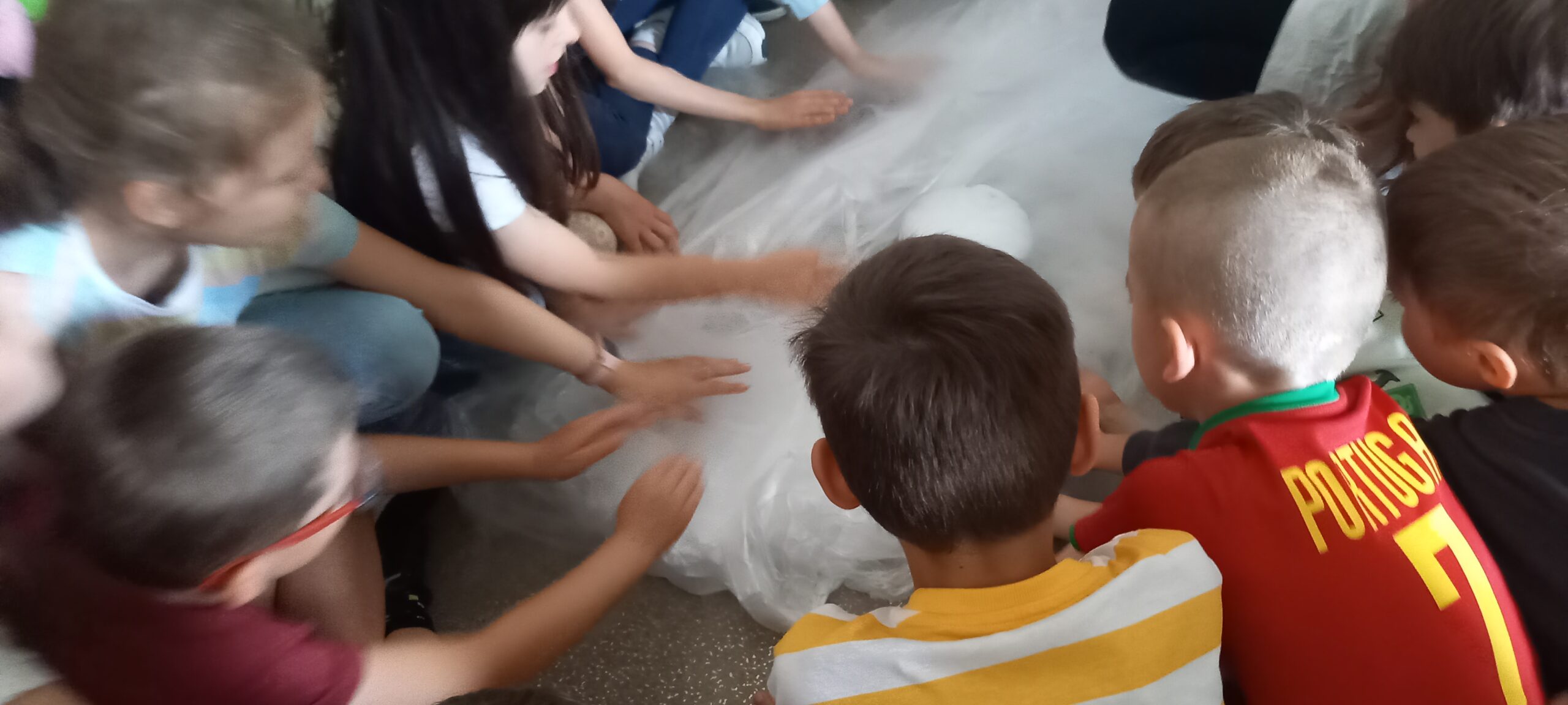 dzieci uczestniczą w pokazie chemicznym