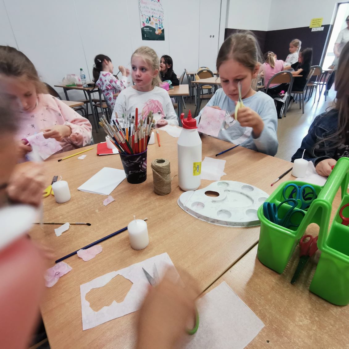 dzieci ozdabiają świeczki techniką decoupage