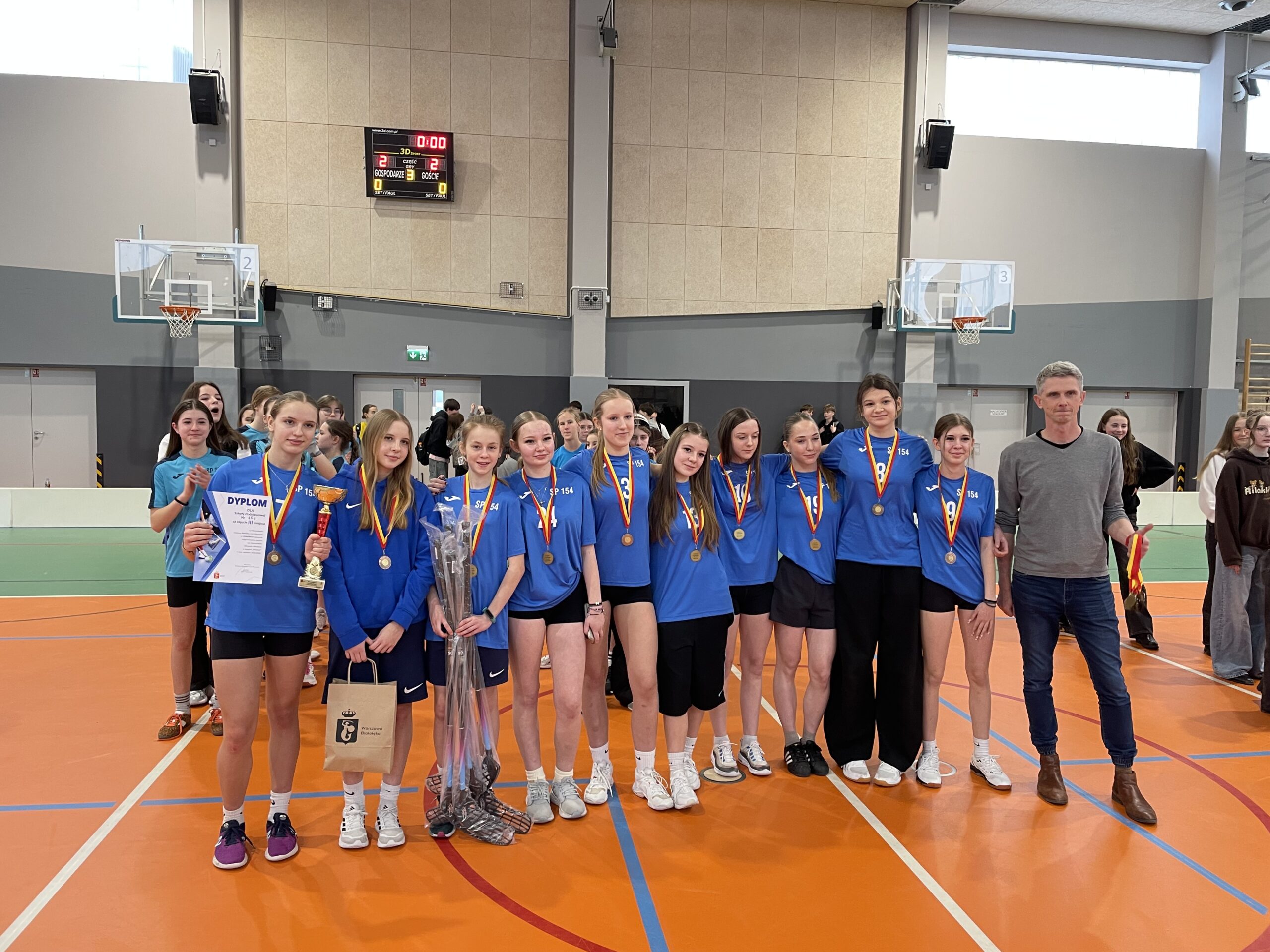 Dziewcyny stoją w szeregu z wręczonymi madalami