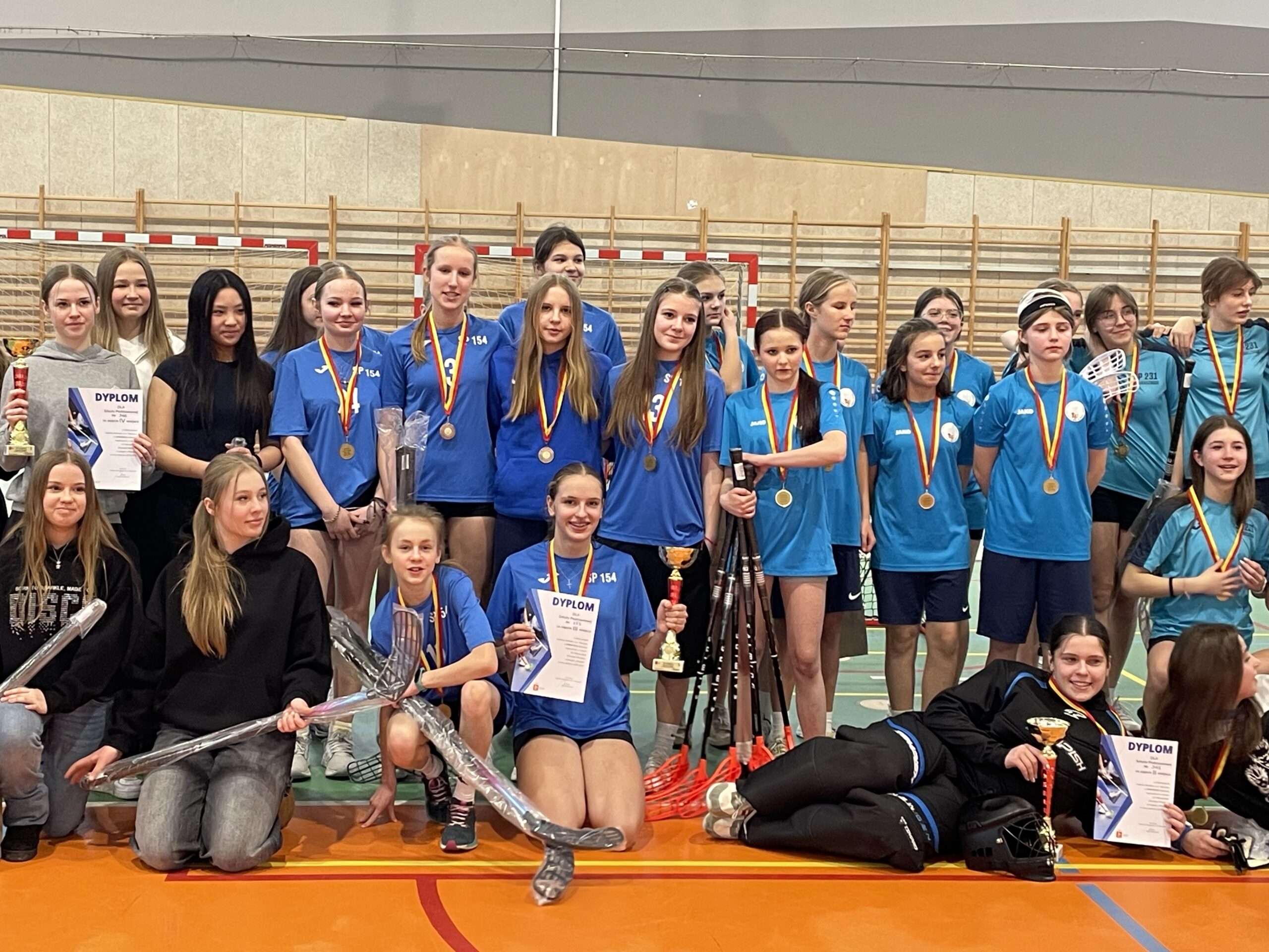 Grupowe zdjęcie najlepszych zespołów podczas zawodów z unihokeja