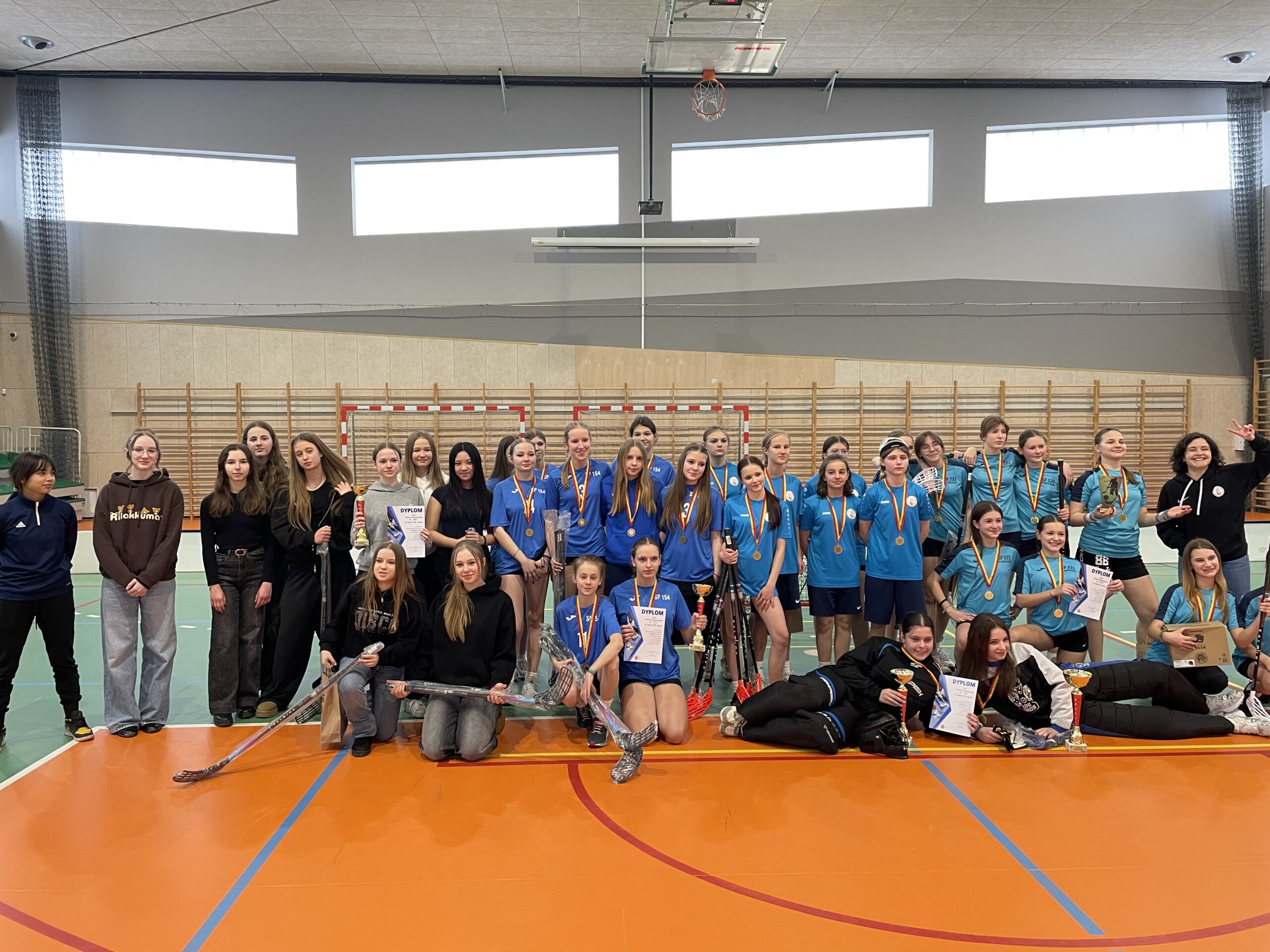 Zdobywcy pierwszych czeterech miejsc w zawodach sportowych pozują do wspólnego zdjęcia