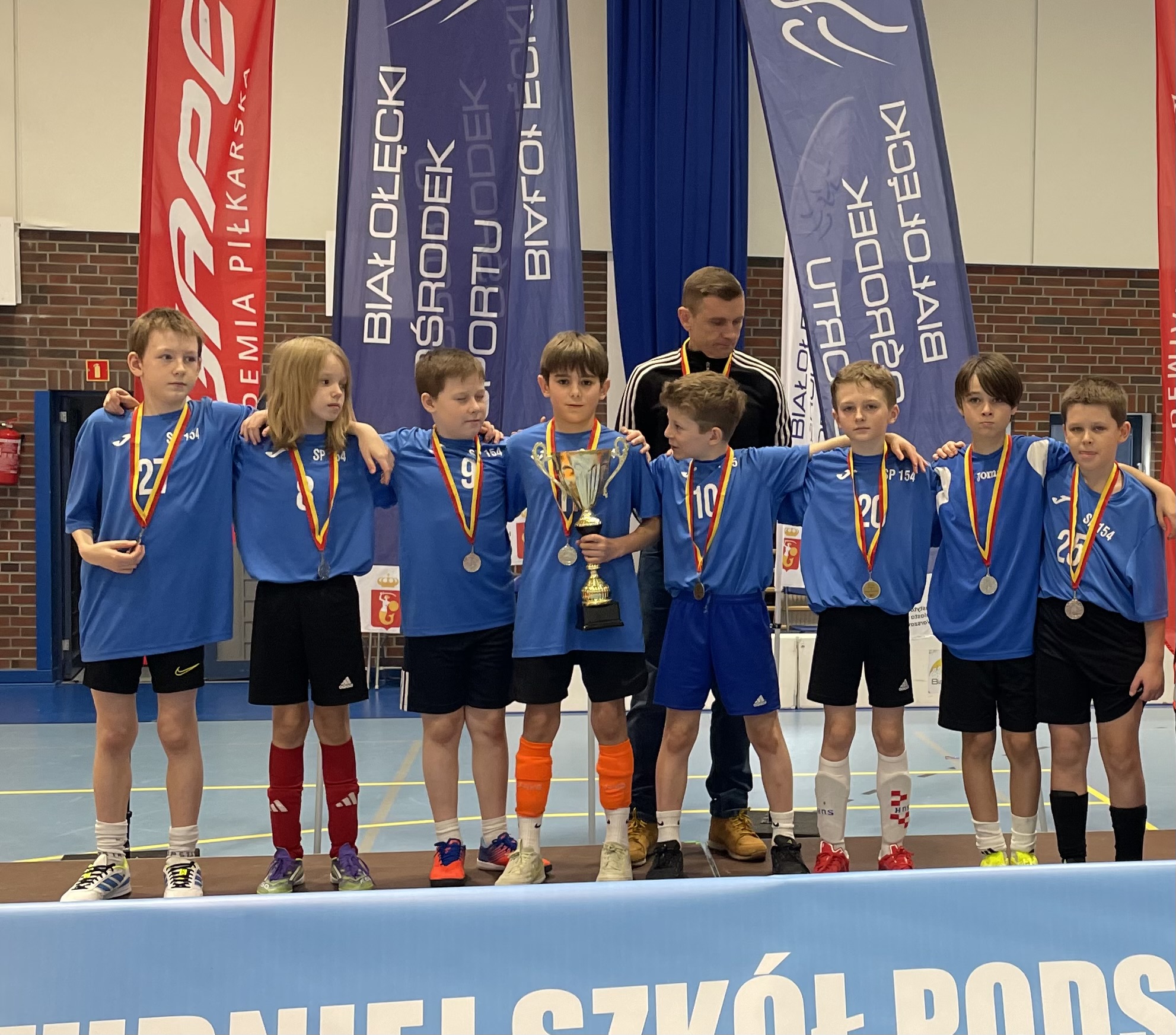 Chłopcy biorą udziała w sesji fotograficznej po wręczonych nagrodach