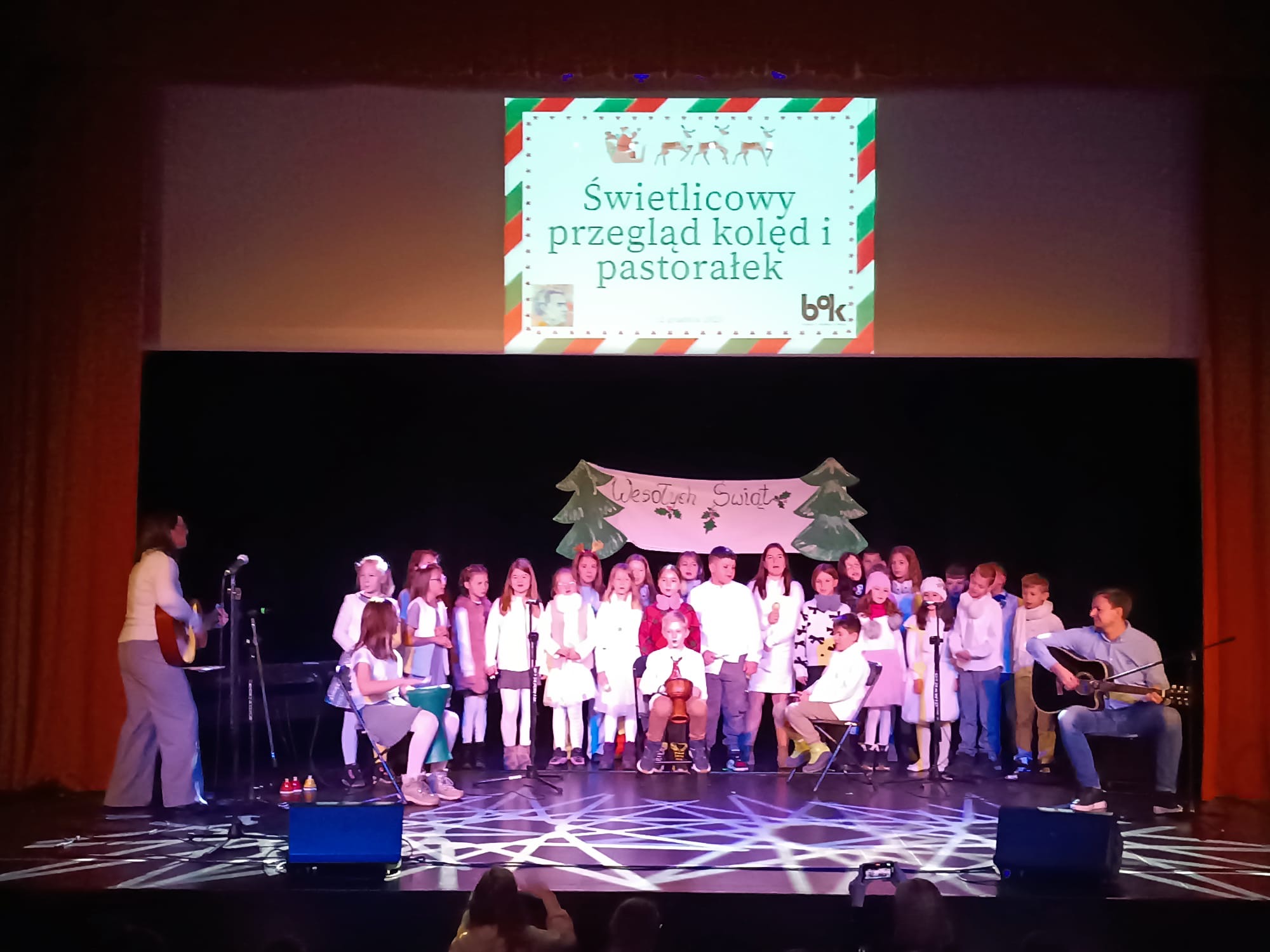 grupa dzieci występuje na scenie